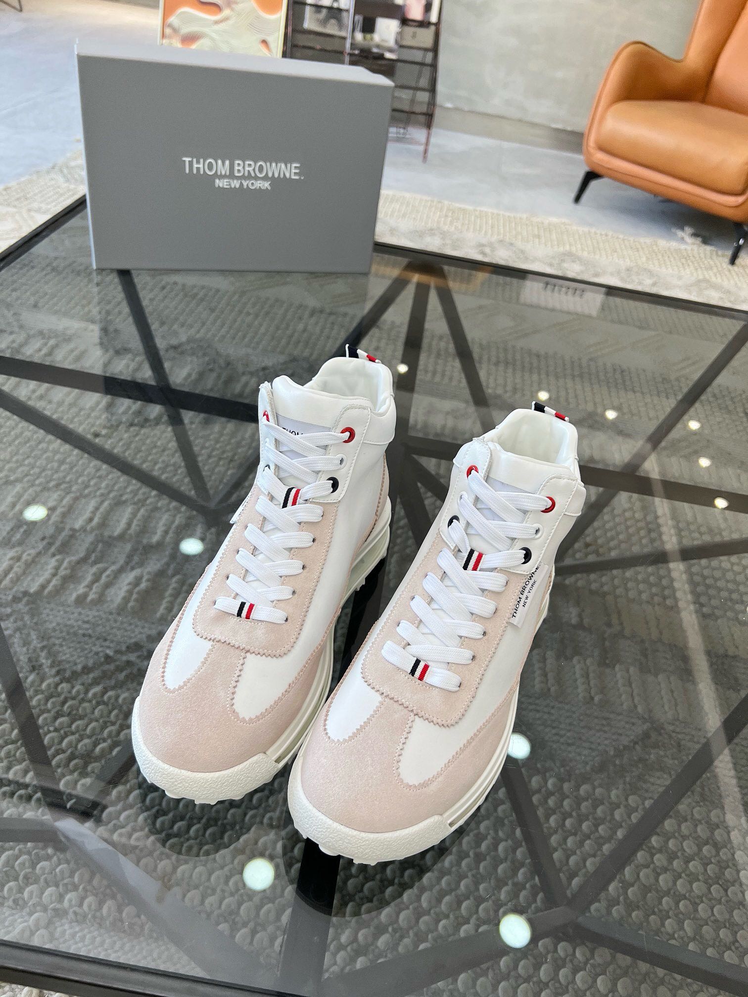 NO:216428,Brand THOM BROWNE Color Original Color Pair Number 39-44 Customized 38.45 Price Material Tom Brown New Product High Top Casual Shoes!  Original single quality Top development latest official website [THOM BROWNE (Tom Brown)] TB official website same model [Dee] Original single hot sports shoes, top layer cowhide and breathable fabric 11 original board, inner beef shoe body accessories one to one open mold, counter quality, you are still worried about wearing shoes, then this shoe is your best choice for sports and leisure, TB-Tom Brown, thom brown, sneakers, cowhide19860909品牌THOM BROWNE 颜色原版配色 码数39-44定做38.45 价格 材质汤姆·布朗新品 高帮 休闲鞋！原单品质 顶级开发最新官网【THOM BROWNE（汤姆.布朗）】TB官网同款[得意]原单爆款运动鞋 头层牛皮加透气布料11原板 内里牛里鞋身配件一比一开模 专柜品质 亲们你还为穿着搭配鞋发愁那这款鞋就是你不二的选择运动休闲两不误哦,TB-汤姆布朗,thom browne,sneakers,cowhide,Men's shoes