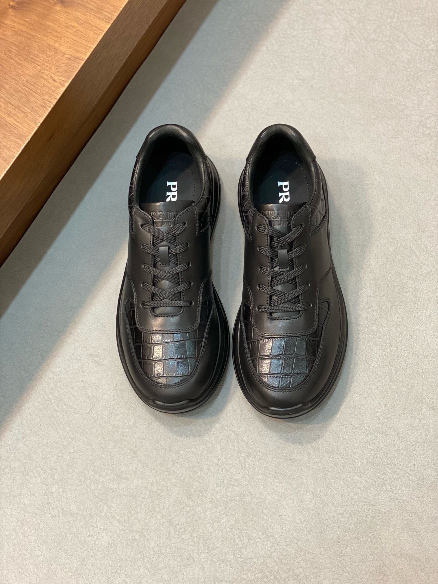 NO:217985,Brand PRADA color original color matching code number 38-44 standard code price material Prada new product original single-stock low-top casual sports shoes!  The upper uses original soft cowhide inner lining. The original molded sole of cowhide is made of high quality. Prada, prada, prada, sneakers, cowhide19860909品牌PRADA 颜色原版配色 码数38-44标准码 价格 材质普拉达新品原单货低帮休闲运动鞋！鞋面采用原版柔软牛皮牛皮内里 牛皮垫脚原版开模大底、高品质值得拥有,普拉达,prada,prada,sneakers,cowhide,Men's shoes