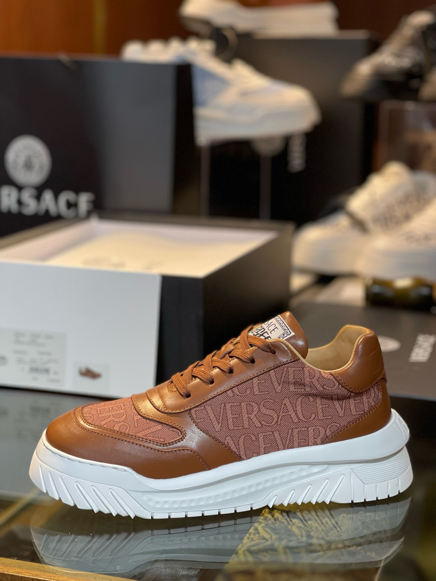 NO:216556,Brand VERSACE color original color matching code number 39-45 standard code price material Versace new men's casual shoes!  A must-have for trendy men!  Eclectic details create a unique shoe that features a lightweight, buckled rubber sole inspired by the iconic Versace chain jewelry. The iconic elements on the latest Versace sneakers include the iconic Greek key pattern, the 