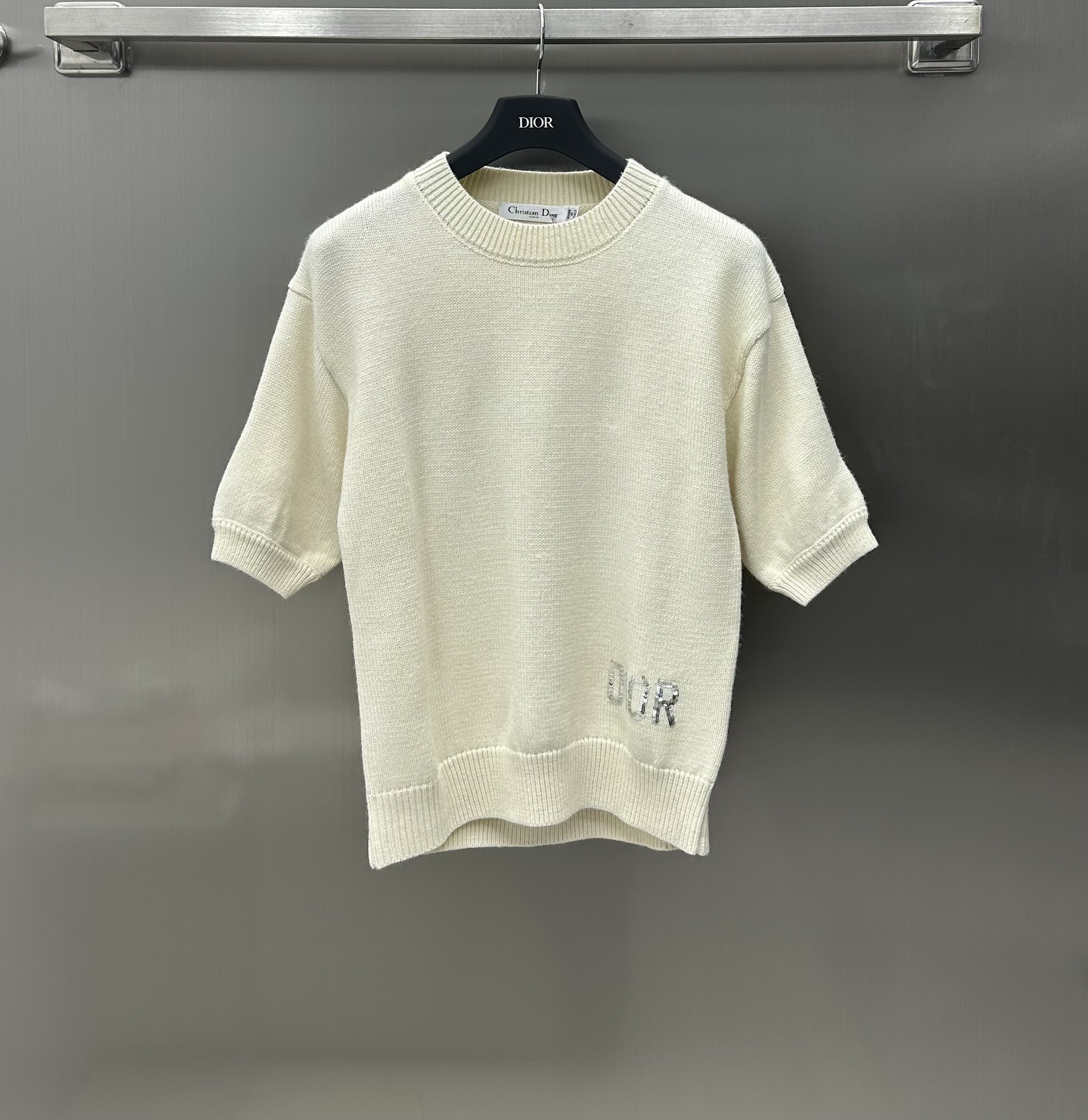 NO:696675,Dio* new product launch wool knitted short-sleeved top customized YB imported wool material decorated with hand-sewn beaded letter pattern decoration bling bling visual sense development of fabric accessories round neck short-sleeved top pattern tailoring autumn and winter inner wear high fashion early spring single wear lazy and elegant four seasons style for daily commuting high version, dior, T-shirt,19860909Dio*新品上架羊毛针织短袖上衣定制YB进口羊毛材质 饰以手工缝制珠片字母图案装饰bling bling既视感 面辅料开发 圆领短袖上衣版型剪裁 秋冬内搭 高级时尚 早春单穿 慵懒优雅 四季款 日常通勤都 高版本,,dior,T-shirt,,Women's clothing