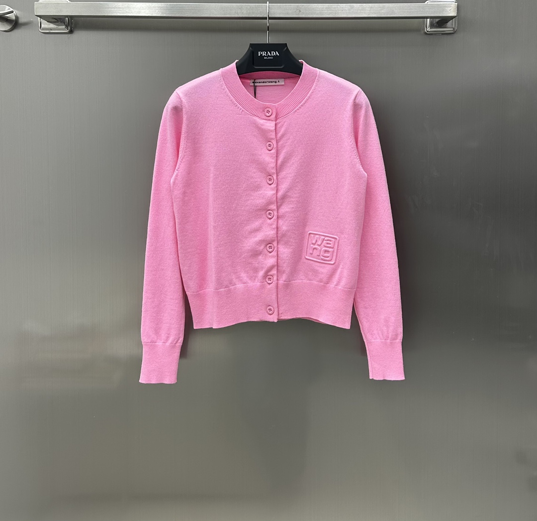 NO:696688,Alexanderwan* new product launch embossed knitted cardigan customized YB imported all-wool material Thin and comfortable texture All-wool material has stronger warmth Three-dimensional embossed logo decoration Trendy western style accessories development Slim-fitting round neck long-sleeved cardigan tailoring The upper body is slim and tolerant Versatile and high-end for inner wear in winter Full of fashionable design sense Can be worn alone in autumn and winter It is also suitable for air-conditioned rooms in summer Three colors available to meet different styles High version 3 colors,19860909Alexanderwan*新品上架浮雕针织开衫定制YB进口全羊毛材质 质感薄透舒适 全羊毛材质保暖性更强 立体浮雕Logo装饰 时髦洋气面辅料开发 修身圆领长袖开衫剪裁 上身显瘦包容 冬天做内搭百搭高级 时髦设计感十足 秋冬单穿内搭都行 夏天空调房也很合适 三色可选 满足不同风格 高版本3色,,,Women's clothing