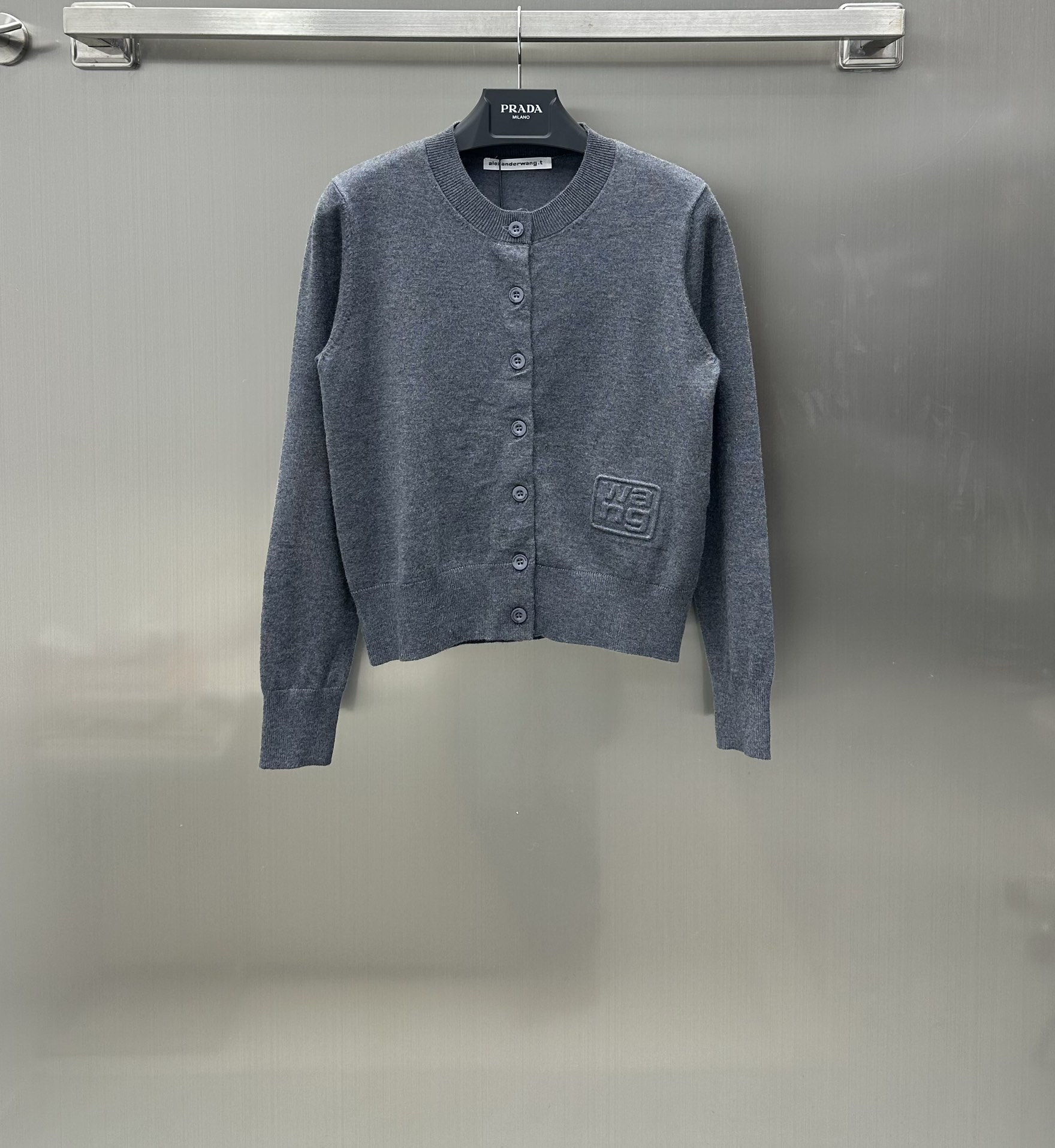 NO:696697,Alexanderwan* new product launch embossed knitted cardigan customized YB imported all-wool material Thin and comfortable texture All-wool material has stronger warmth Three-dimensional embossed logo decoration Trendy western style accessories development Slim-fitting round neck long-sleeved cardigan tailoring The upper body is slim and tolerant Versatile and high-end for inner wear in winter Full of fashionable design sense Can be worn alone in autumn and winter It is also suitable for air-conditioned rooms in summer Three colors available to meet different styles High version 3 colors,19860909Alexanderwan*新品上架浮雕针织开衫定制YB进口全羊毛材质 质感薄透舒适 全羊毛材质保暖性更强 立体浮雕Logo装饰 时髦洋气面辅料开发 修身圆领长袖开衫剪裁 上身显瘦包容 冬天做内搭百搭高级 时髦设计感十足 秋冬单穿内搭都行 夏天空调房也很合适 三色可选 满足不同风格 高版本3色,,,Women's clothing