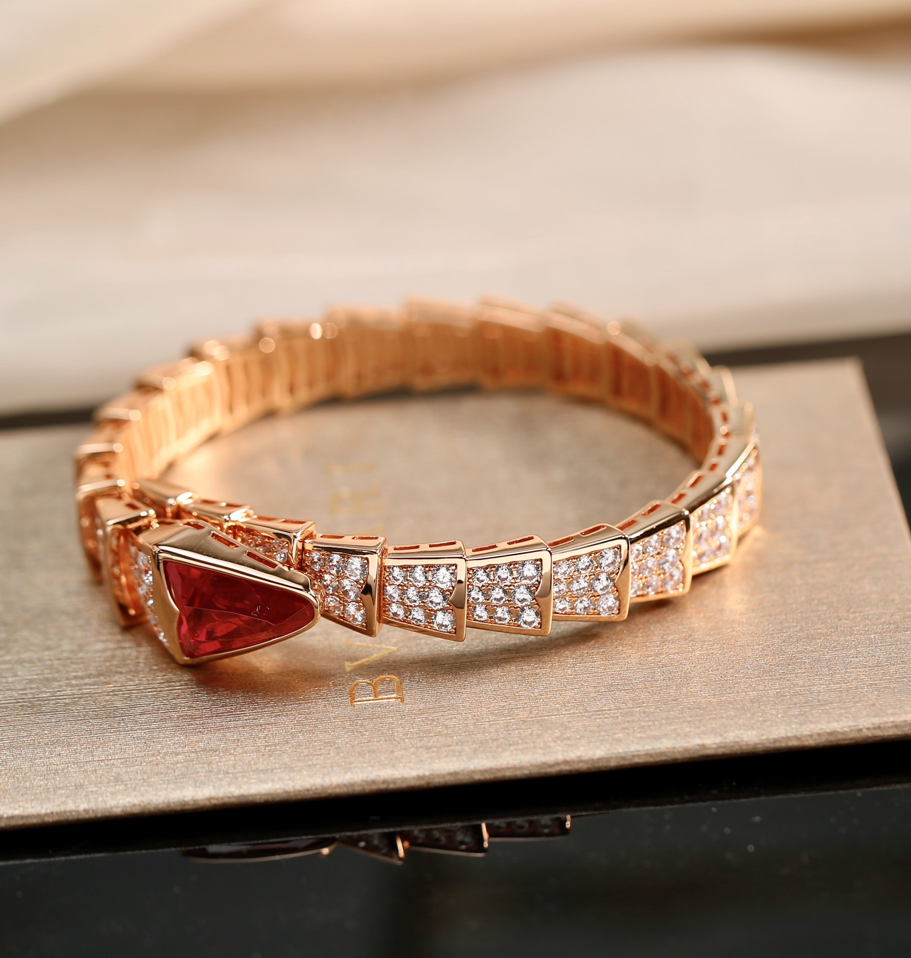 NO:114369,BVLGARI Serpenti Series Rose Gold Diamond Ruby Serpenti Bracelet Serpenti Spirit Serpenti Spirit Serpenti is mysterious and sensual. The charm of the Spirit Serpenti is constantly reborn in eternity. Rose Gold is more suitable for the skin, red tourmaline inlaid with the head of the Spirit Serpenti, radiant, high-carbon diamond pavé diamond scales are dazzling, showing the charming charm of this sacred animal. The Spirit Serpenti radiates the light of wisdom, awesome, and shelter, with both elegance and personality, and the queen aura is naturally born. The snake shape has a unique design, and many people think it is not suitable for them and it is difficult to control. This is actually too much concern. It looks cold and dare not approach it on the surface, but it is actually very gentle to get it off. If you wear it, you must try it. Elegant jewelry, bottega veneta, bvlgari, bvlgari, bracelet19860909BVLGARI/宝格丽 Serpenti系列 玫瑰金 镶钻 红宝石 蛇手镯 Serpenti灵蛇神秘莫测,摄人心魄,灵蛇之魅在于永恒中不断重生. 玫瑰金更贴合肌肤,红碧玺镶嵌灵蛇头部,光芒四射,高碳钻密镶钻石鳞片璀璨魅惑,尽显这一神圣动物的迷人魅力. 灵蛇散发着智慧光芒,令人敬畏,又予人庇护,优雅与个性兼具,女王气场自然而生. 蛇形设计独特,很多人觉得不适合自己、很难驾驭,这点其实真的顾虑太多了,表面看着高冷不敢靠近,上手其实非常柔和,戴上就不愿意取下来了,喜欢的一定要尝试,饰品精品,bottega veneta,bvlgari,bvlgari,bracelet,Jewelry