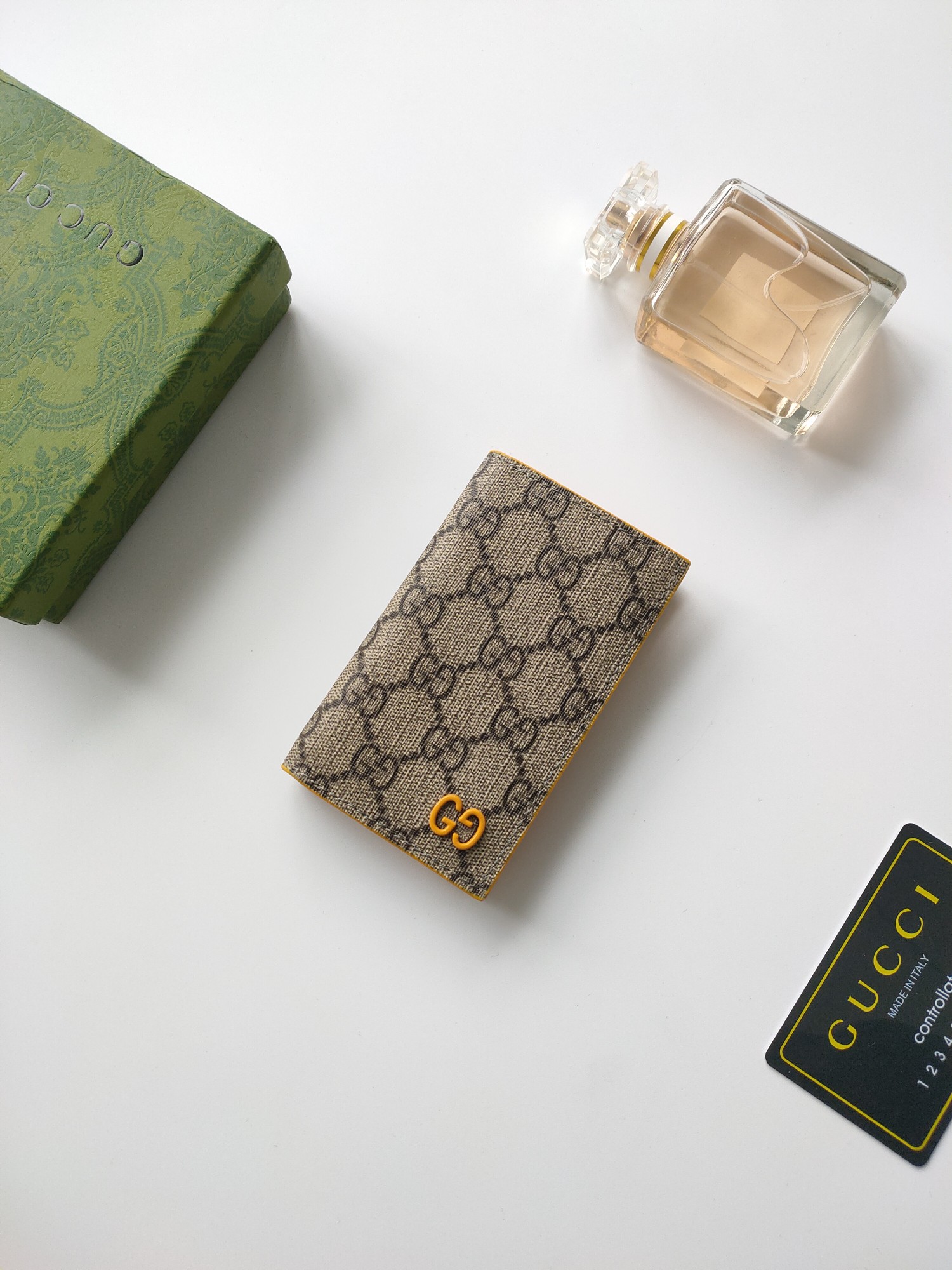 Gucci GG細節長款カードケース - 活力溢れるデザイン