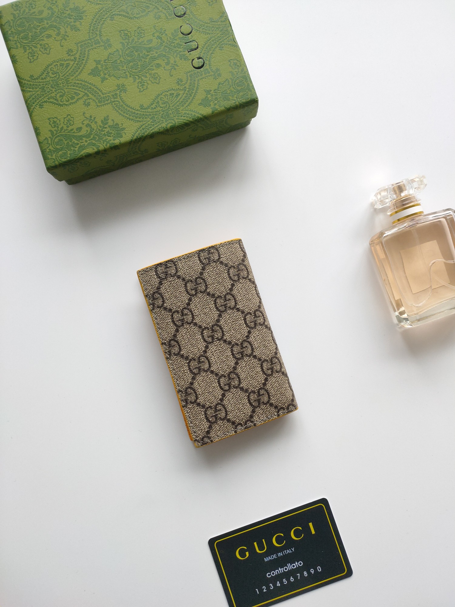 Gucci GG細節長款カードケース - 活力溢れるデザイン