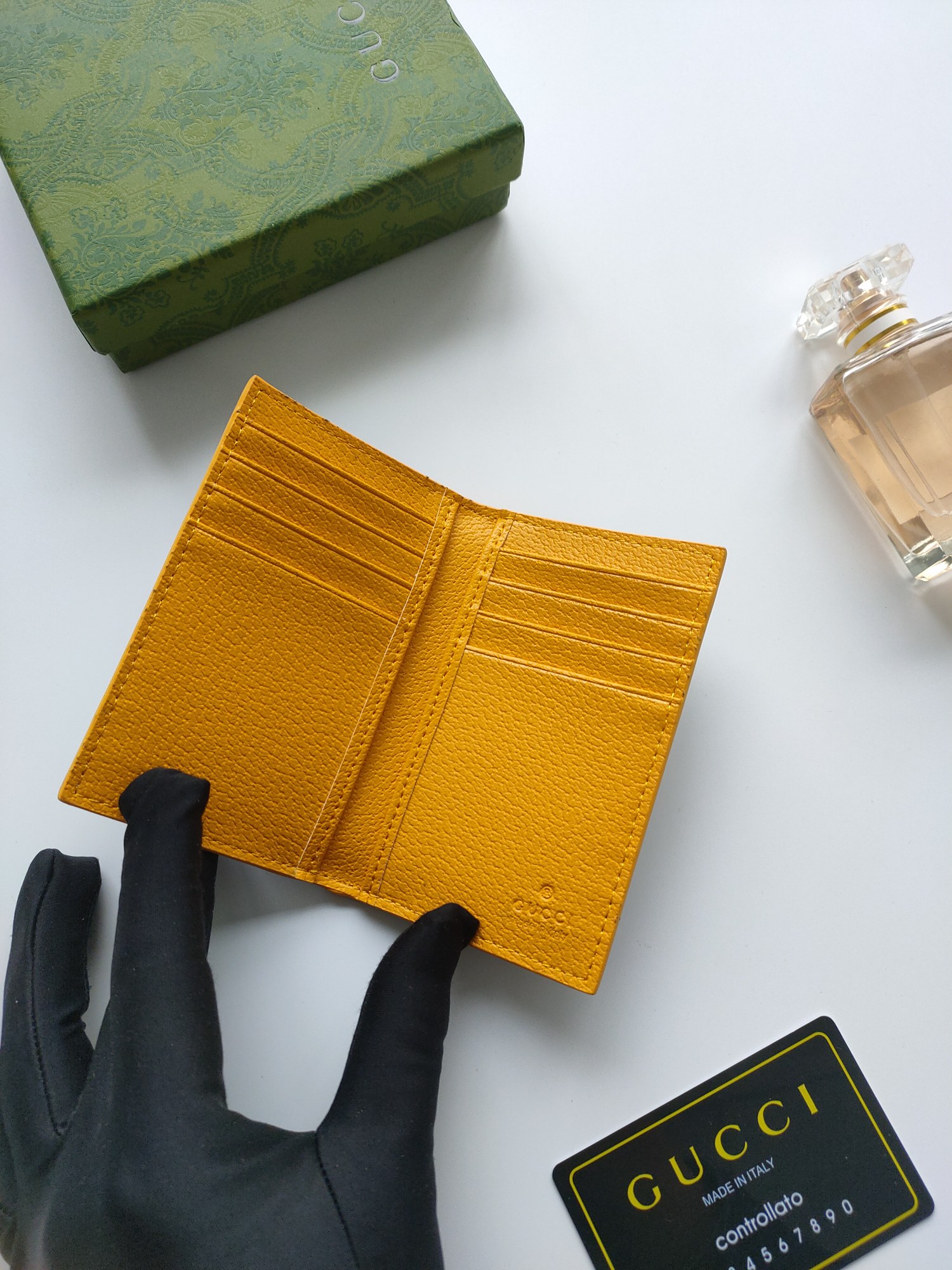 Gucci GG細節長款カードケース - 活力溢れるデザイン