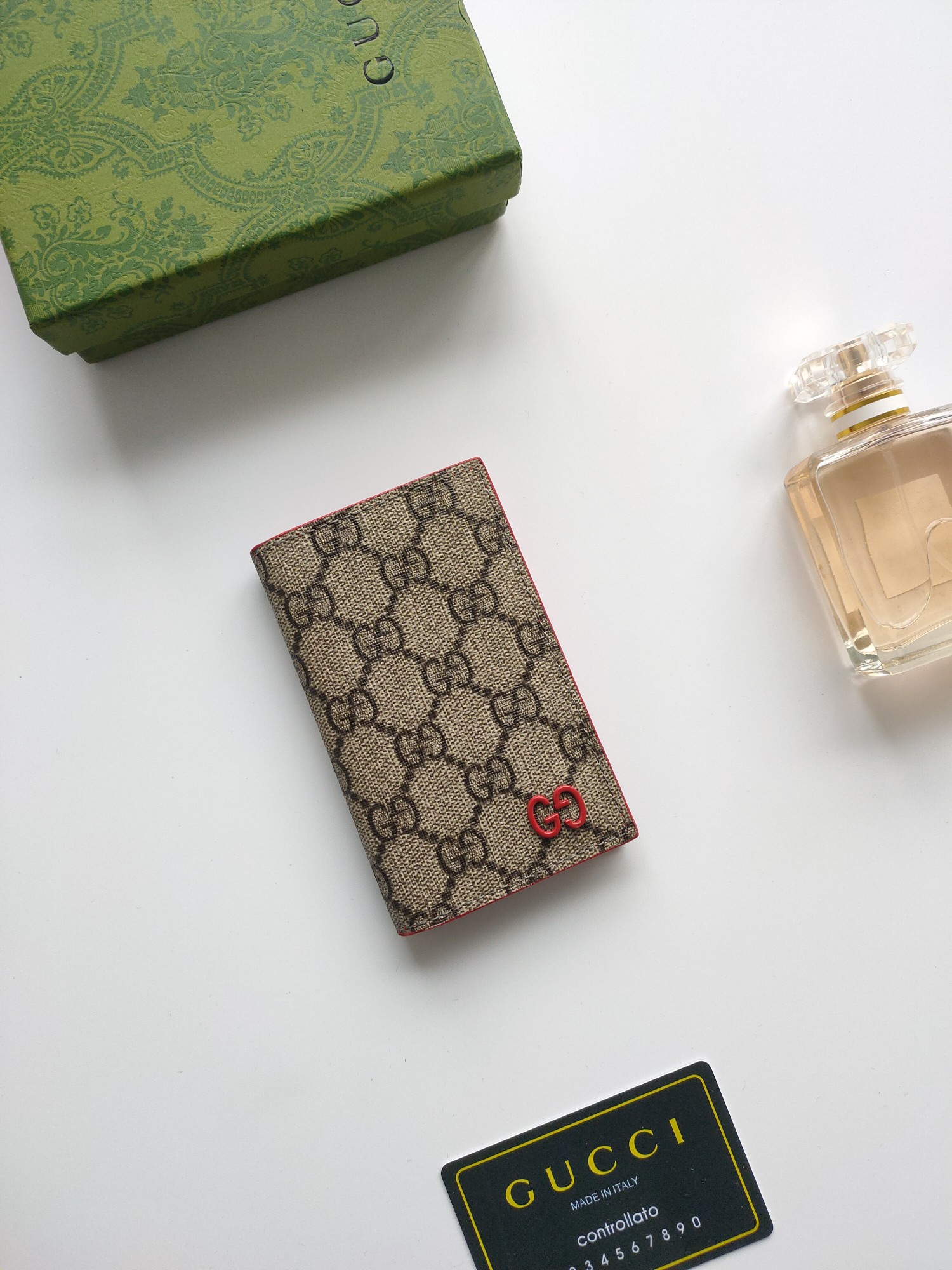 Gucci GG細節長款カードケース - 赤色アクセントのスタイリッシュデザイン