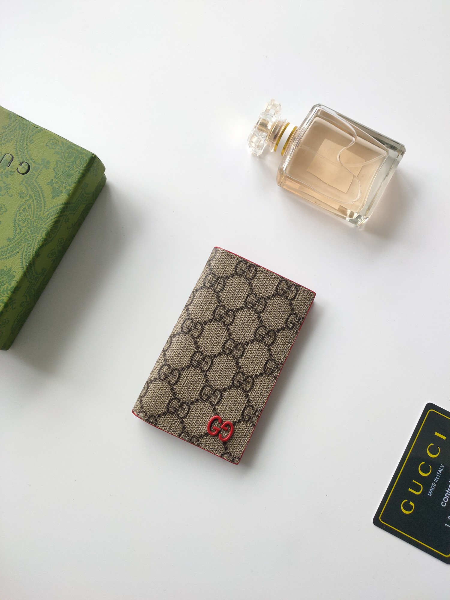 Gucci GG細節長款カードケース - 赤色アクセントのスタイリッシュデザイン