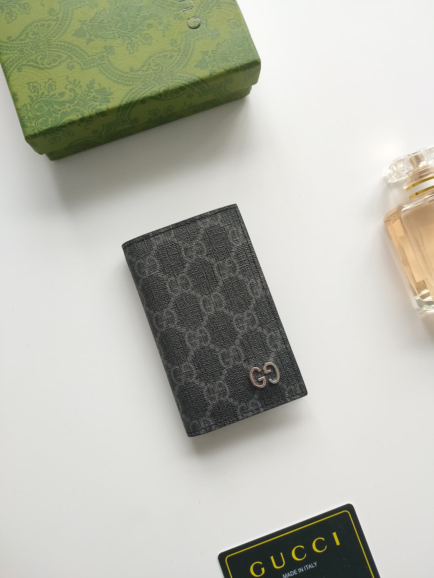 Gucci GG細節長款カードケース - 鮮やかな色彩と対比の美