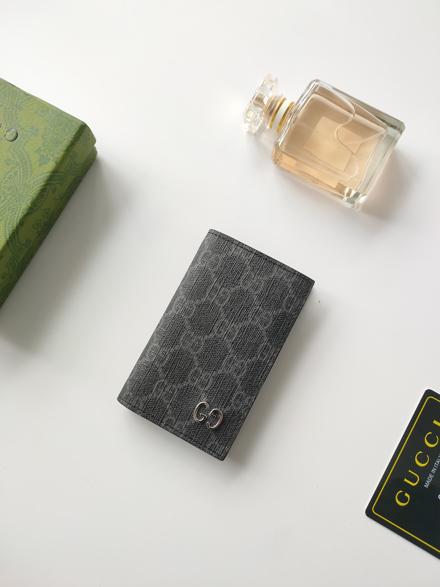 Gucci GG細節長款カードケース - 鮮やかな色彩と対比の美