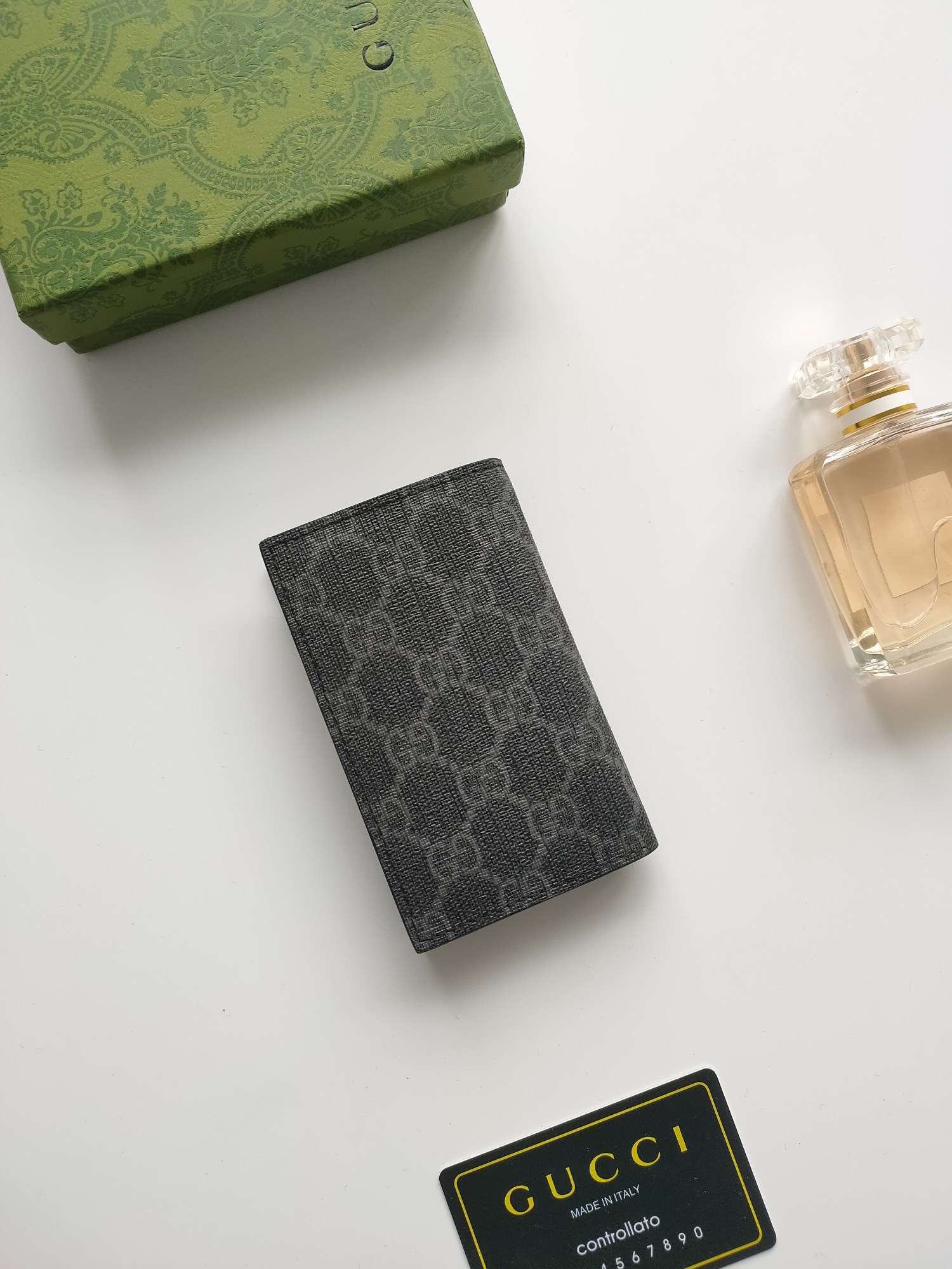 Gucci GG細節長款カードケース - 鮮やかな色彩と対比の美