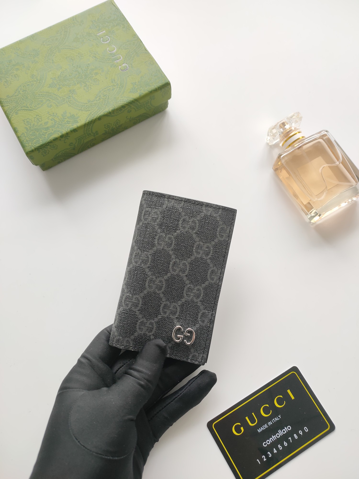 Gucci GG細節長款カードケース - 鮮やかな色彩と対比の美