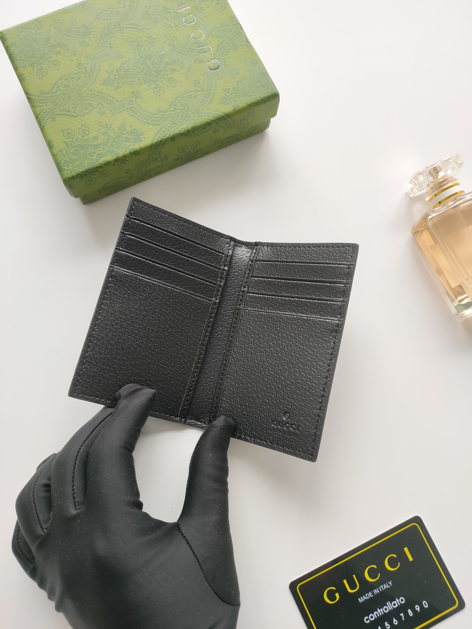 Gucci GG細節長款カードケース - 鮮やかな色彩と対比の美