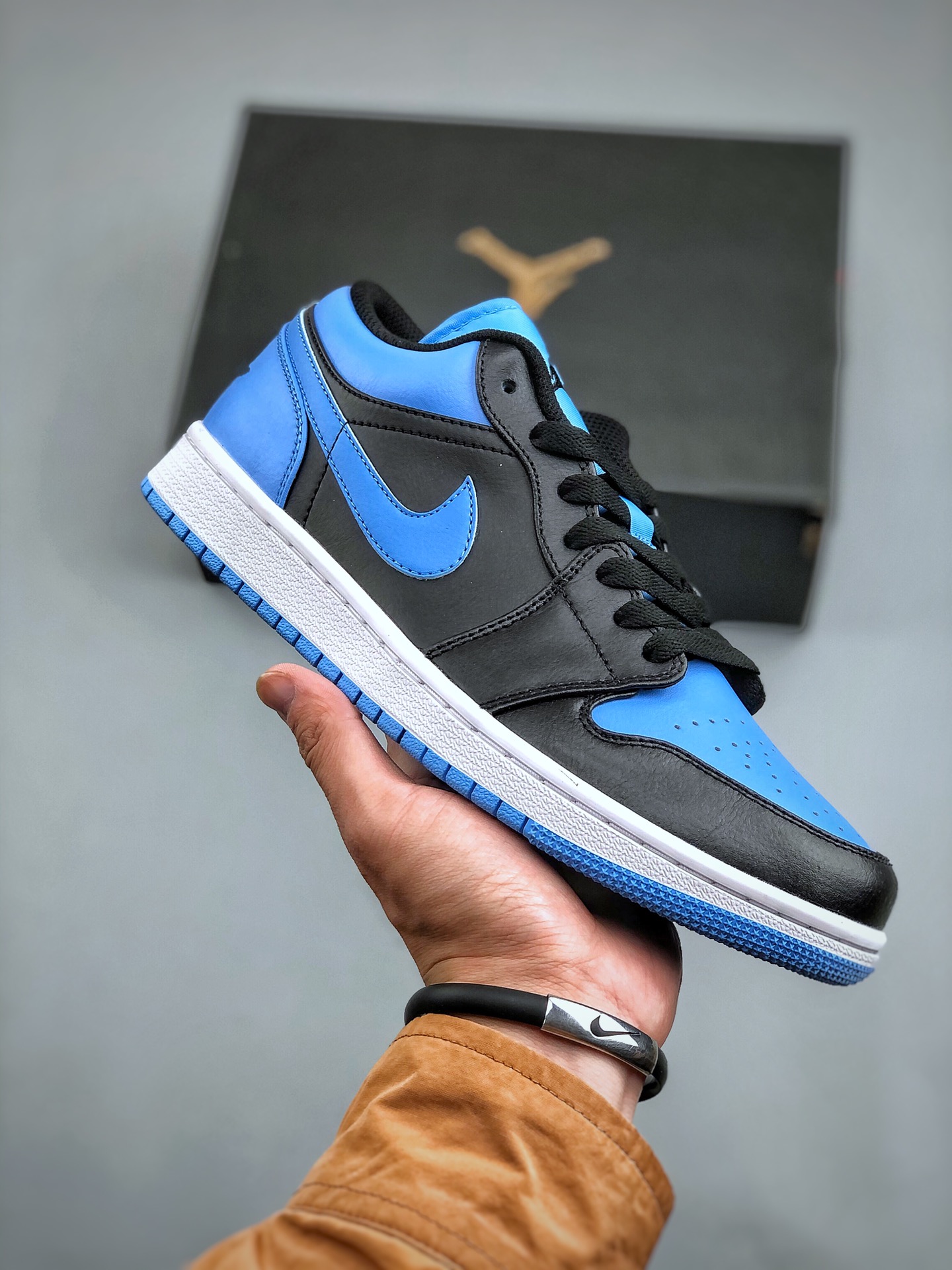 Air Jordan  Low 黑蓝脚趾 AJ1乔1低帮休闲板鞋 原鞋原档案开发 原厂皮料 原档冲孔鞋头 正确满胶鞋垫 四线拉帮 原厂织唛标 鞋舌高弹海绵填充。官方货号：553558 0419