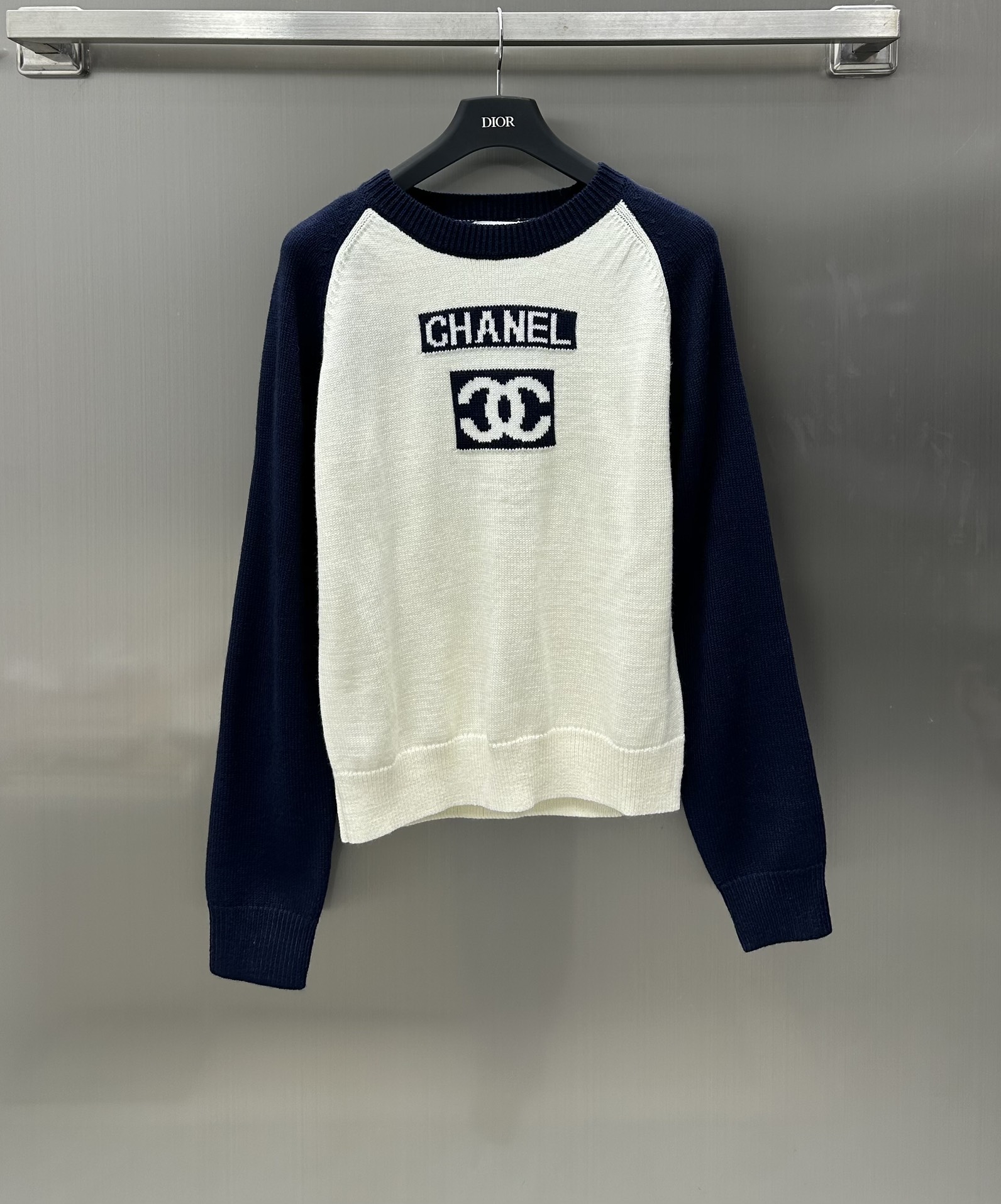 NO:696671,Chane* new product launch round neck knitted sweater customized pYB imported wool material Round neck crocheted letter sweater Simple and stylish The body is decorated with contrasting colors on the sleeves The letter crochet pattern decoration brightens the whole Classic and high-end fashionable Surface and accessories development Regular fit tailoring You can’t go wrong with loose or slim culottes Personalized fashionable sweater A must-have for autumn and winter High-end fashion sense can be mastered in minutes Three colors available Can be purchased according to demand  High version 3 colors,,chanel,skirts,sweaters,19860909Chane*新品上架圆领针织毛衣定制pYB进口羊毛材质 圆领钩花字母毛衣 简约洋气 大身饰以手袖撞色 字母钩花图案装饰点亮整体 经典高级显时髦 面辅料开发 常规版型剪裁 搭配宽松或者修身裙裤都不会出错 个性时髦款毛衣 秋冬必备 高级时髦感分分钟拿捏 三色可选 可根据需求购入 高版本3色,,chanel,skirts,sweaters,,Women's clothing