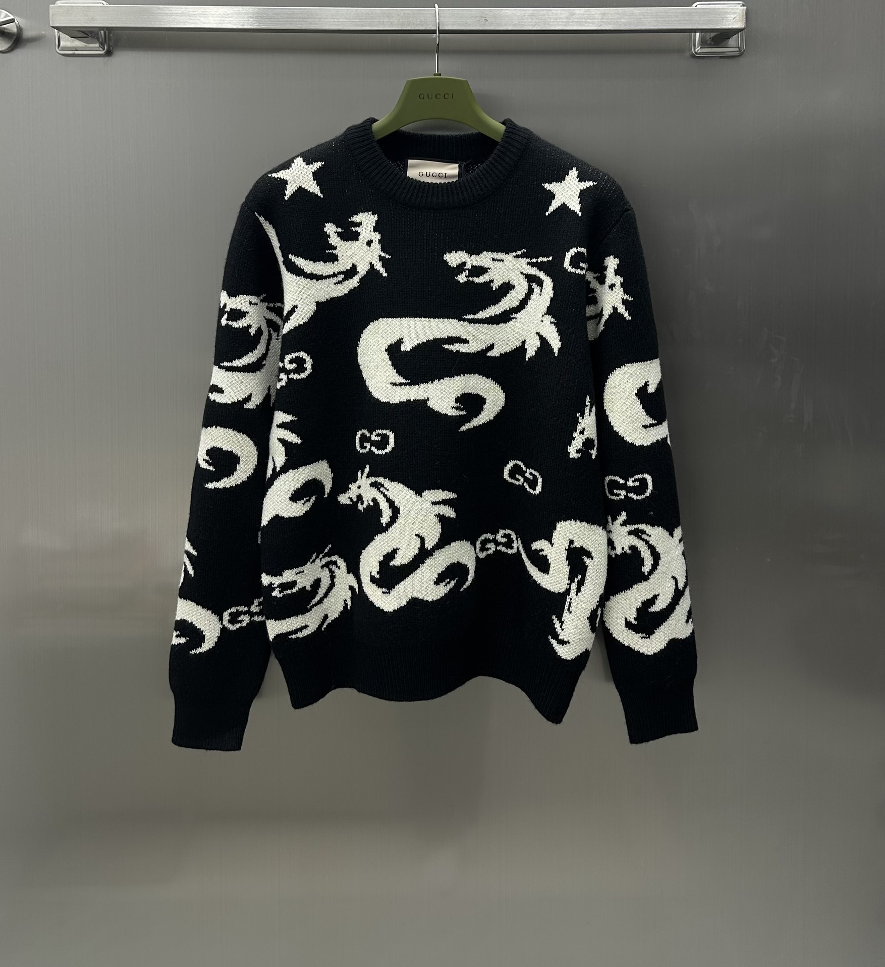 NO:696692,Gucc* new products are on the shelves. The zodiac embroidered knitted top is made of custom-made YB imported wool blend material. The texture is soft and comfortable. It is decorated with the dragon embroidered pattern of the zodiac sign for the Year of the Dragon. It shows the brand’s unique and distinctive style. The complicated craftsmanship and different two-color yarn colors on the inside and outside make the outfit more unique and trendy. Development of surface accessories. Loose round neck version. The upper body is fashionable and fashionable. Same style for men and women. High version 2 colors.19860909Gucc*新品上架生肖绣花针织上衣定制YB进口羊毛混纺材质 质感柔软舒适 饰以龙年贺岁生肖龙绣花图案装饰 呈现出品牌独特鲜明风格 工艺繁琐的里外不同双色纱线颜色 让穿搭更为独特潮流 面辅料开发 宽松圆领版型 上身洋气时髦 男女同款 高版本2色,,,Women's clothing