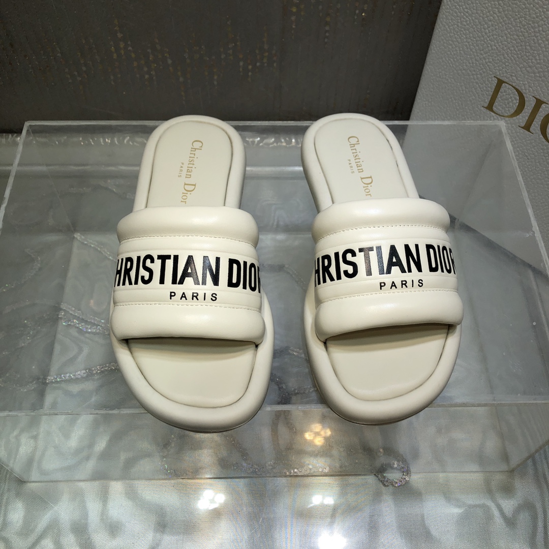 NO:164587,The new product comes with top quality Dio* Dio Flip Flops upper three-dimensional imprinting technology. Simple small square head. Very high-end on the feet!! Imported sheepskin fabric inner/foot-cushion sheepskin Sole thickness: 1.5cm original sole size 35-39 [40.41 customized], slippers, dior, dior, slippers, sheepskin19860909新品出顶级品质Dio*迪奥一字拖鞋面立体压印工艺. 简约小方头. 上脚很高级 !! 面料进口羊皮 内里/垫脚羊皮 底厚: 1.5cm 大底原版底 码数35-39〔40.41定做〕,拖鞋,dior,dior,slippers,sheepskin,Women's Shoes