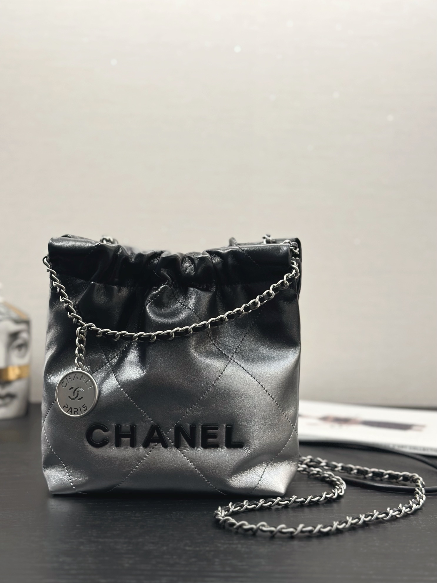 Small quantity in stock! Chanel 24 early spring new black and silver gradient mini 22bag