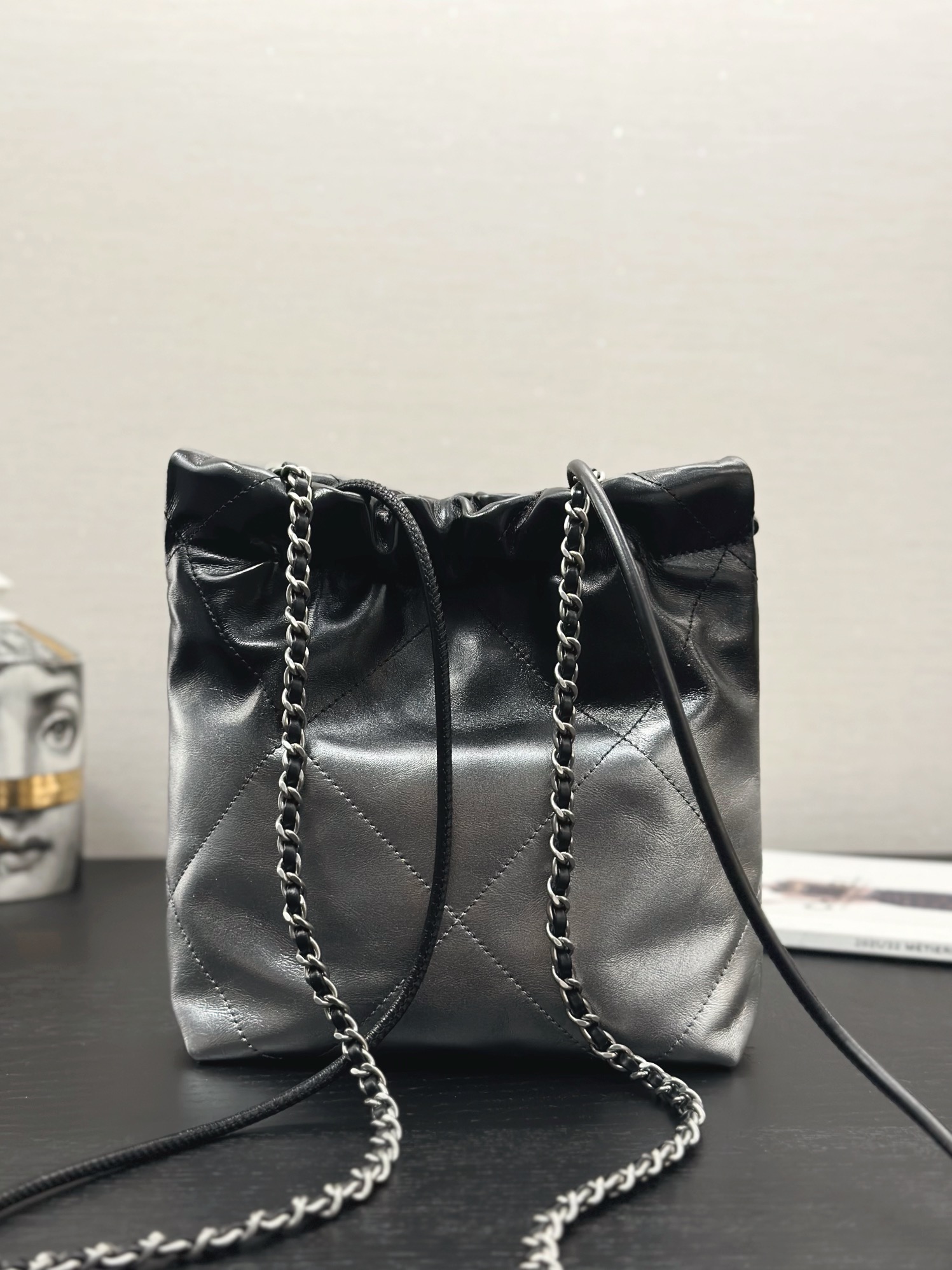 Small quantity in stock! Chanel 24 early spring new black and silver gradient mini 22bag