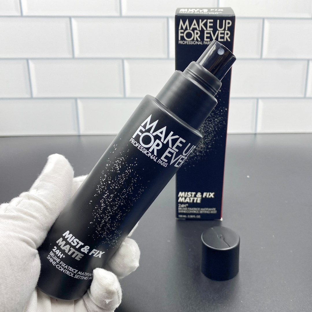 ✨55包
玫珂菲浮生若梦定妆喷雾新版100ml！功效：保湿(白瓶)，哑光(黑瓶)。