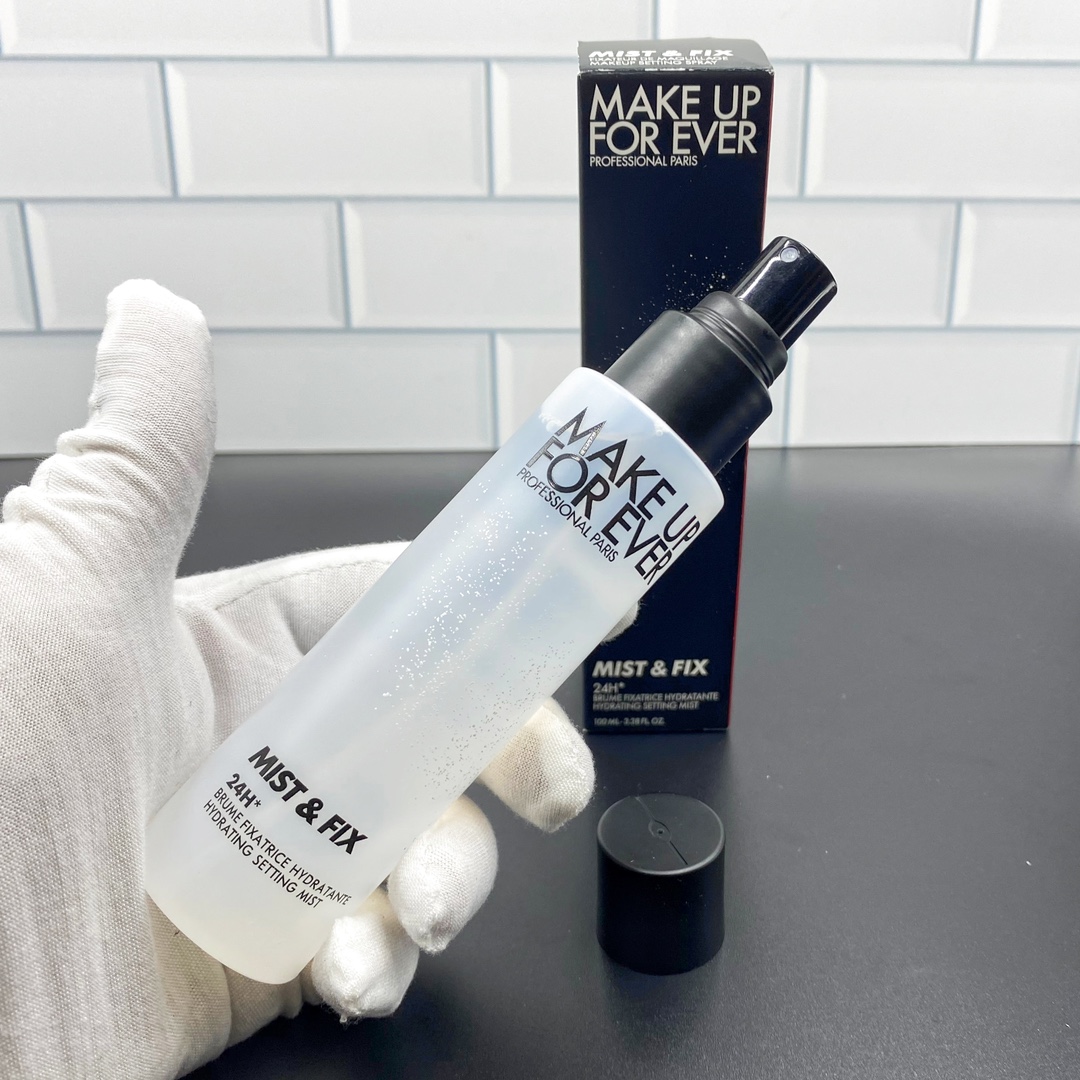 ✨55包
玫珂菲浮生若梦定妆喷雾新版100ml！功效：保湿(白瓶)，哑光(黑瓶)。