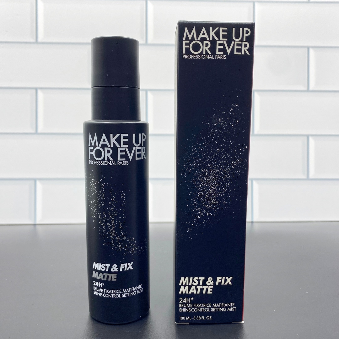 ✨55包
玫珂菲浮生若梦定妆喷雾新版100ml！功效：保湿(白瓶)，哑光(黑瓶)。