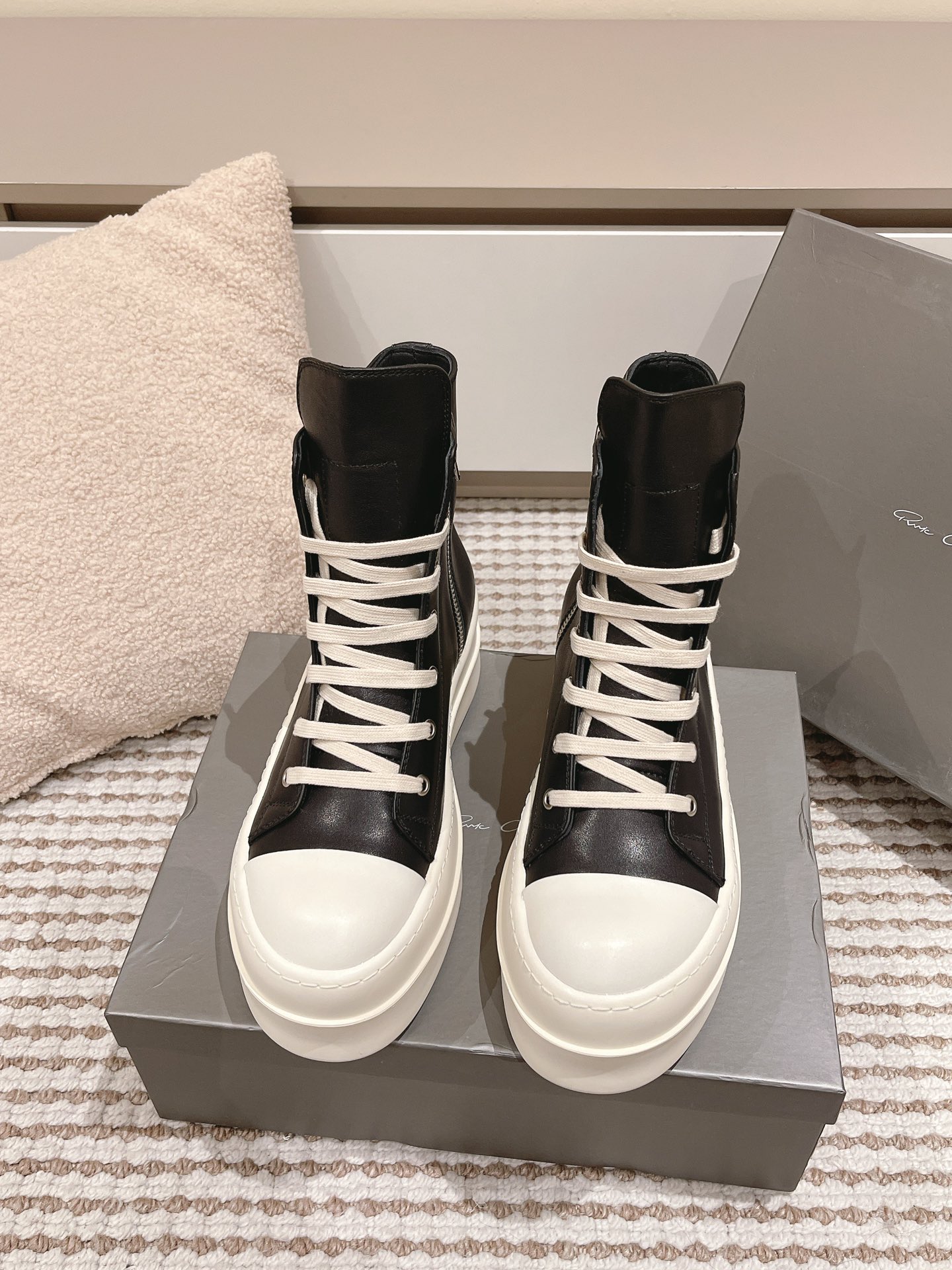 NO:236509,Couple model Rick Ownes New vans shoes, this infringing Vans series is really cool!  No matter how you wear the invincible combination, you will look good, no matter how you wear it, no matter how you look, no matter how you wear it, no matter how you look. It's a perfect God of War shoes!  The original customization details are very finely processed. All leather materials are imported, handmade stitching, original private molded milk-scented bottom!  !  Size: Women's 35-40 (Female 40 custom made without return), casual shoes/sports shoes, sneakers, cowhide19860909情侣款 Rick Ownes 瑞克·欧文斯新款vans板鞋,这款火到不行的侵权Vans系列真的太帅了！无敌搭配怎么穿都好看 完全不分穿搭不分人 妥妥的战神之鞋！原版定制细节处理很精细 皮料全部进口牛皮 手工缝线 原版私模奶香大底！！ 码数:女35-40（女40定做不退换）,休闲鞋/运动鞋,sneakers,cowhide,Women's Shoes