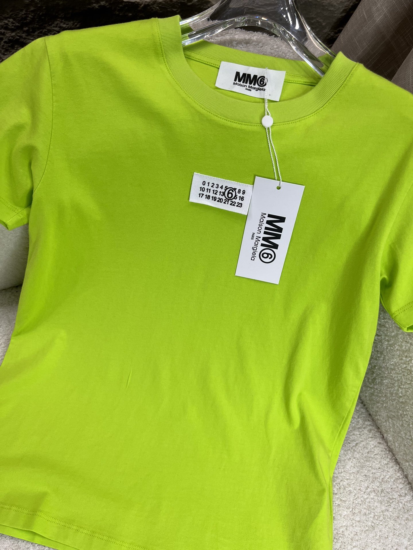 新款️！马吉拉24早春新款！荧光绿短袖T恤特别抢眼的颜色超级显白！版型修身面料舒适显瘦！三码！