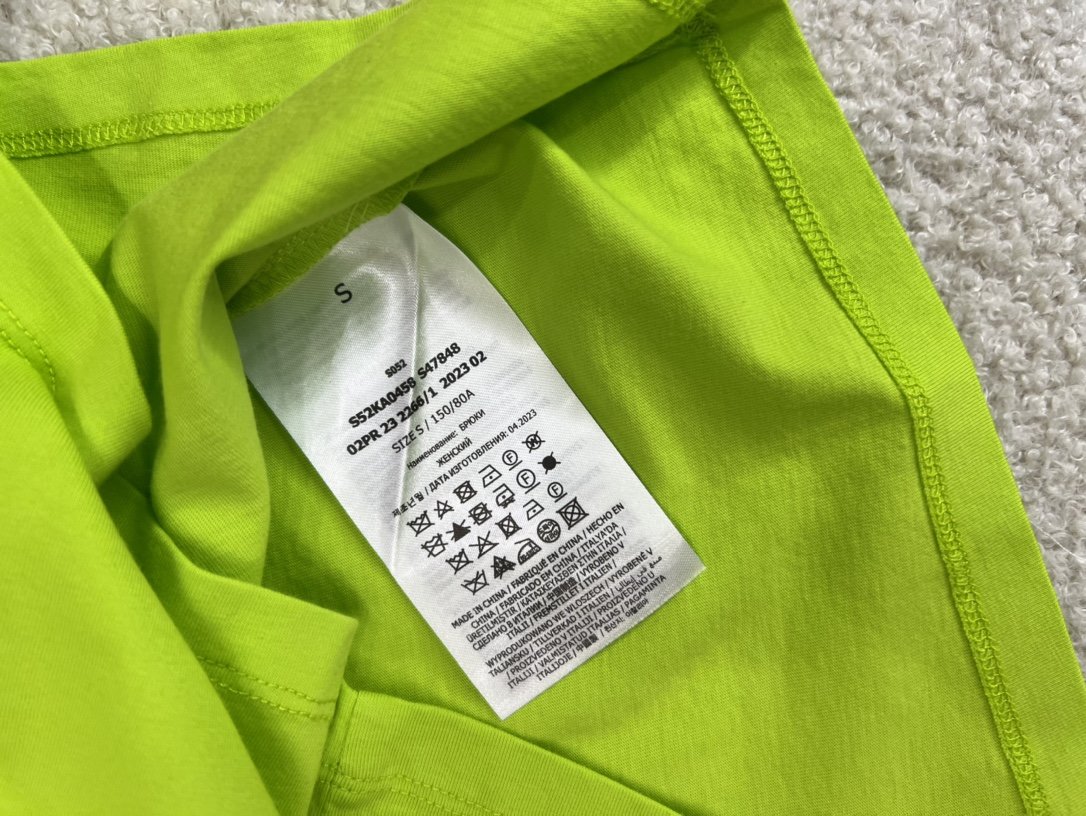 新款️！马吉拉24早春新款！荧光绿短袖T恤特别抢眼的颜色超级显白！版型修身面料舒适显瘦！三码！