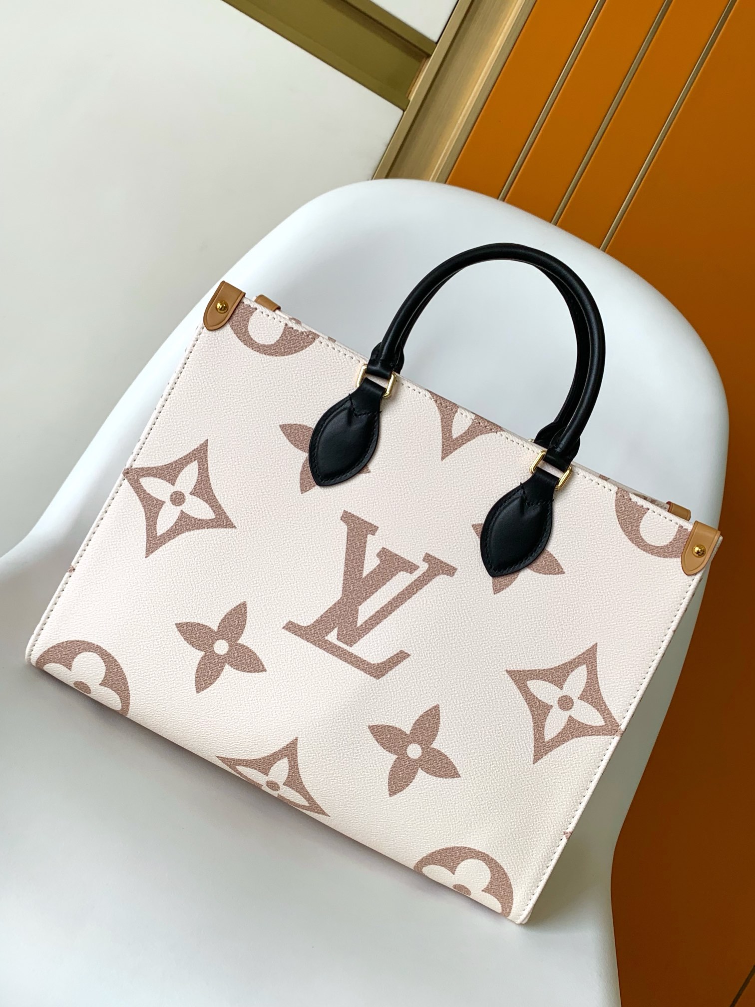 Où puis je acheter
 Louis Vuitton LV Onthego Violonme
 Sacs Cabas Noir Blanc Jaune Cuir de vache M46912