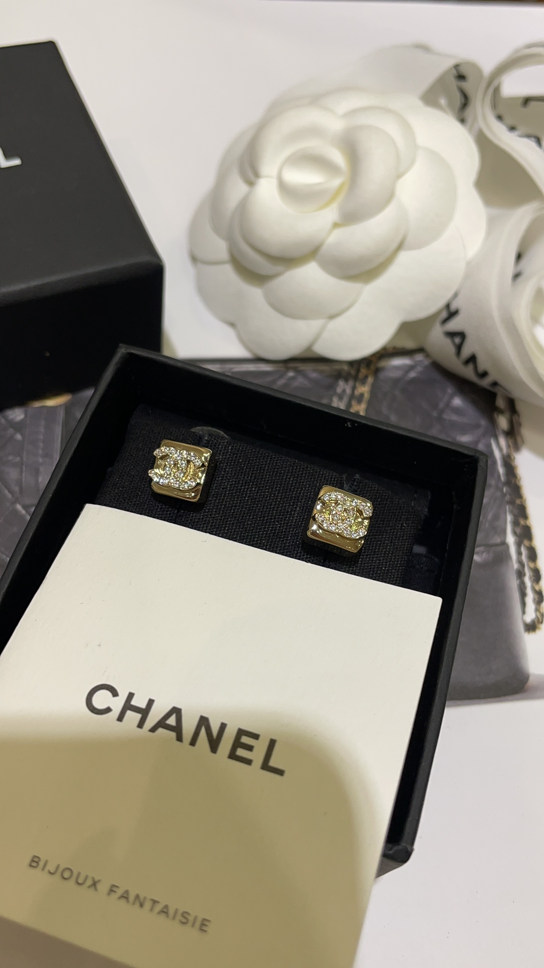 NO:634073,88160, the best-selling model arrived today, 24C new golden lava square full diamond double C stud earrings, retro lava mini square, cute shape, simple and elegant style, super eye-catching, extra points for temperament, exclusive purchase from yb customization, Swarovski diamonds, Cartier high-end jewelry1986090988160,今日到货热卖款 24C新款金色熔岩方块满钻双C耳钉 复古熔岩mini小方块 造型可可爱爱 简约大气的款式超级耐看 气质加分  独家购入yb定制 施华洛钻,,卡迪亚高端饰品,Jewelry