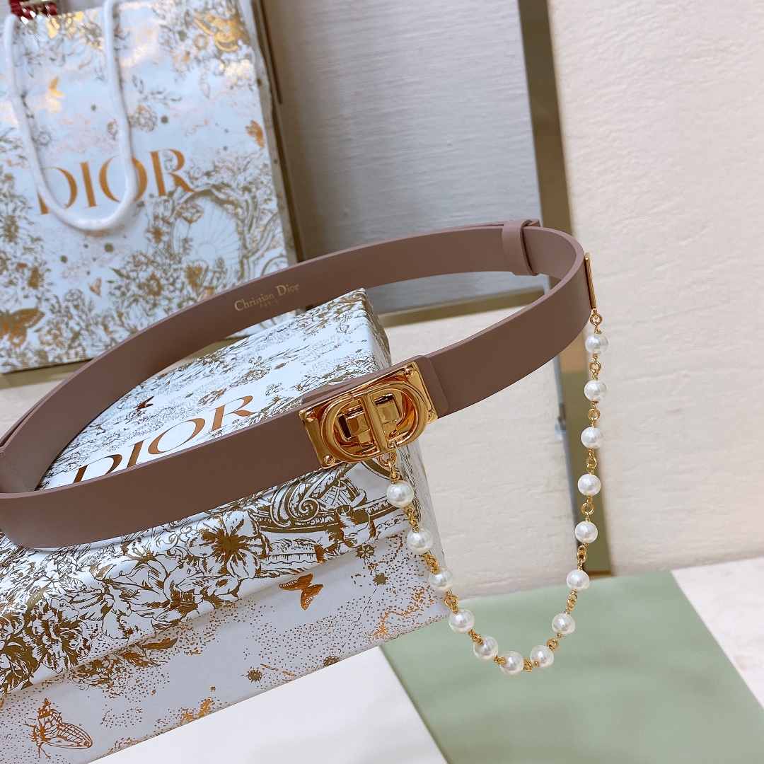 
d ior 24独家Montaigne CD 腰带扣
内侧饰以 Christian Dior Pari