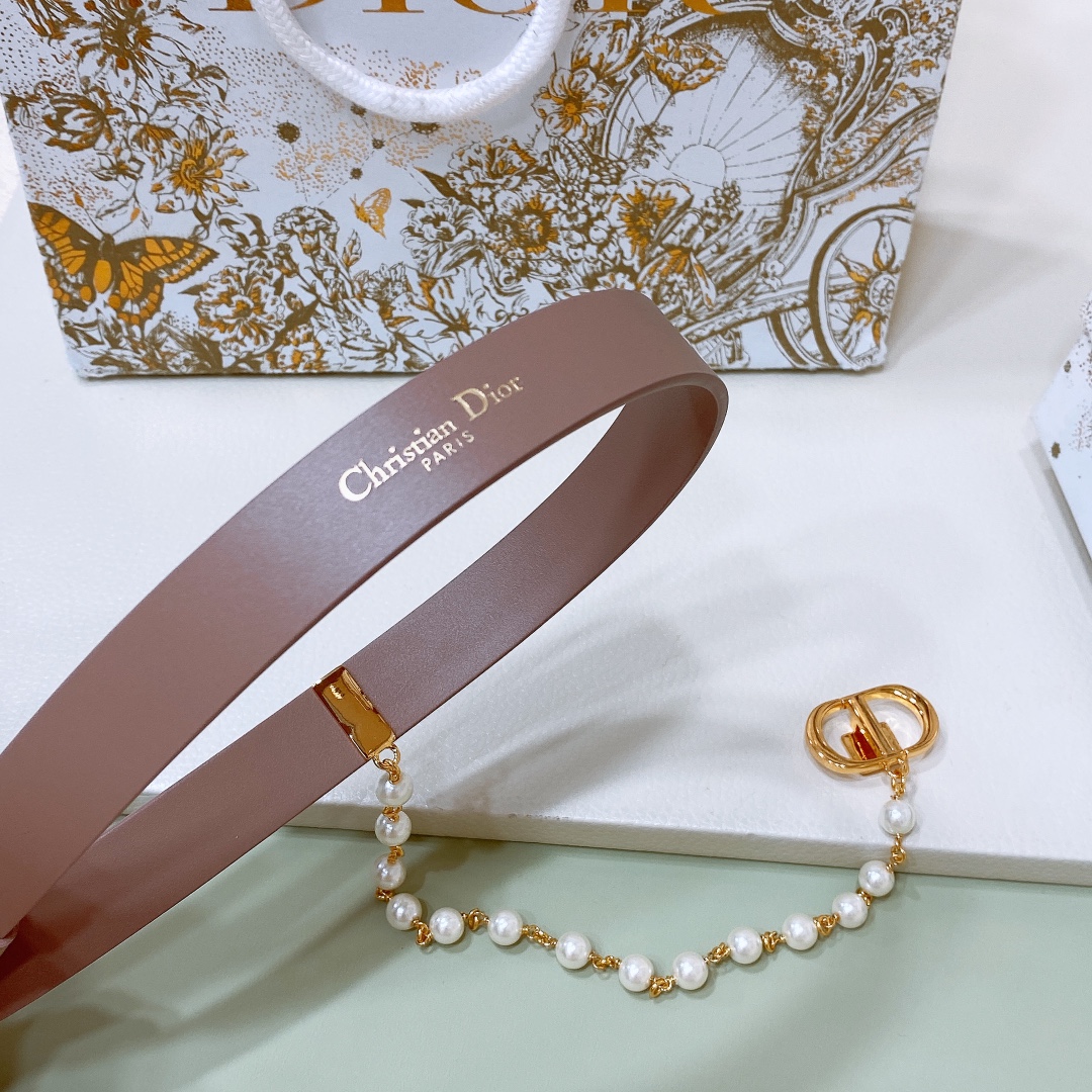 
d ior 24独家Montaigne CD 腰带扣
内侧饰以 Christian Dior Pari