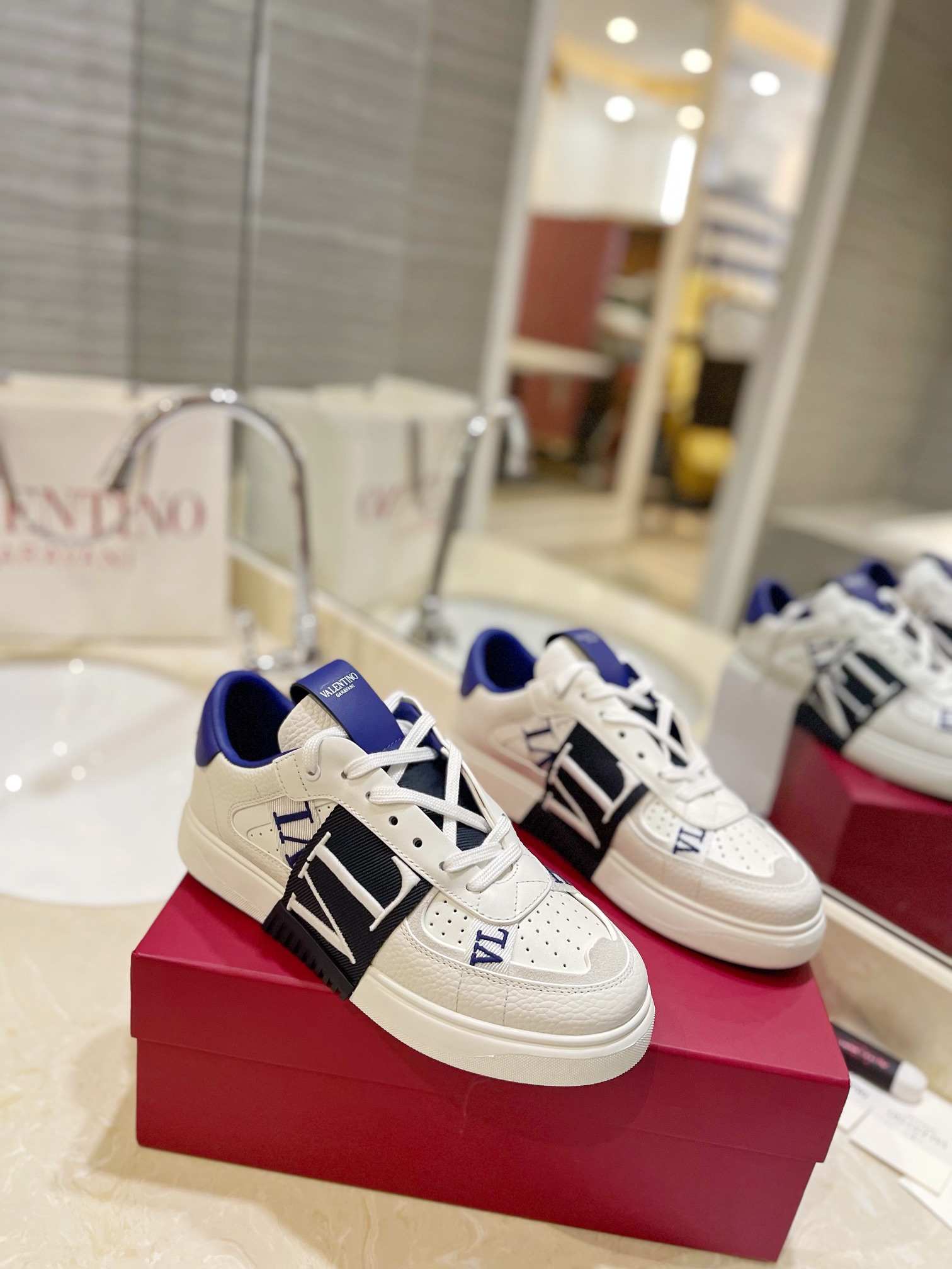 NO:592382,, official website synchronization, electric embroidery ribbon, original version 1:1 replica, same style as VALENTINO Zhang Yixing, shipped in color, full of spring and summer atmosphere, the highest version on the market!  The most high-end version. Buy the 1:1 replica of the original. Imported grained cowhide. High-end breathable fiber mesh and high elastic cotton. Authentic and consistent rubber insole. Exclusive molded TPU outsole, no semicolon, lasting process, authentic method. Epoxy webbing to ensure texture. Full set of counter original high-end packaging. Couple style female 35-41. Male 38-45, casual shoes/sports shoes, valentino, sneakers, cowhide.19860909,官网同步,电绣织带,原版一比一复刻 VALENTINO张艺兴同款 彩色款出货,满满的春夏气息 市面最高版！最高端版 购买原版1比1复刻 进口摔纹牛皮 高端透气纤维网加高弹力棉 正品一致橡胶鞋垫 独家开模TPU大底,别无分号, 套楦工艺,正品做法 滴胶织带,保证质感 全套专柜原版高档包装 情侣款女35-41.男38-45,休闲鞋/运动鞋,valentino,sneakers,cowhide,Women's Shoes