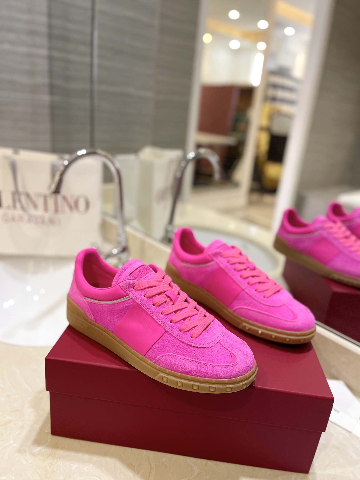 NO:382200,Same price for men and women: VALENTINO counter synchronizes new German training shoes low-top casual sports shoes. Professional and high-end, perfect replica, first-class quality!  All are made of original 1:1 materials, exclusive mold opening!  High mercerized beef shavings TPU material, comfortable and wear-resistant, brand injection molded insoles, full set of high-end packaging for counters, 1:1 mold opening customization, striving to be flawless!  Couple style women 35-41, men 38-46, casual shoes/sports shoes, valentino, sneakers19860909男女同价: VALENTINO专柜同步新款德训鞋低帮休闲运动鞋 专业高端,完美复刻,品质一流！ 全部采用原版1:1材料制作,独家开模！ 面料高丝光牛猄 TPU材质大底,舒适耐磨,品牌注塑鞋垫, 全套专柜高端包装 所有细节1:1开模定制,力求完美无瑕！ 情侣款女35-41,男38-46,休闲鞋/运动鞋,valentino,sneakers,Women's Shoes