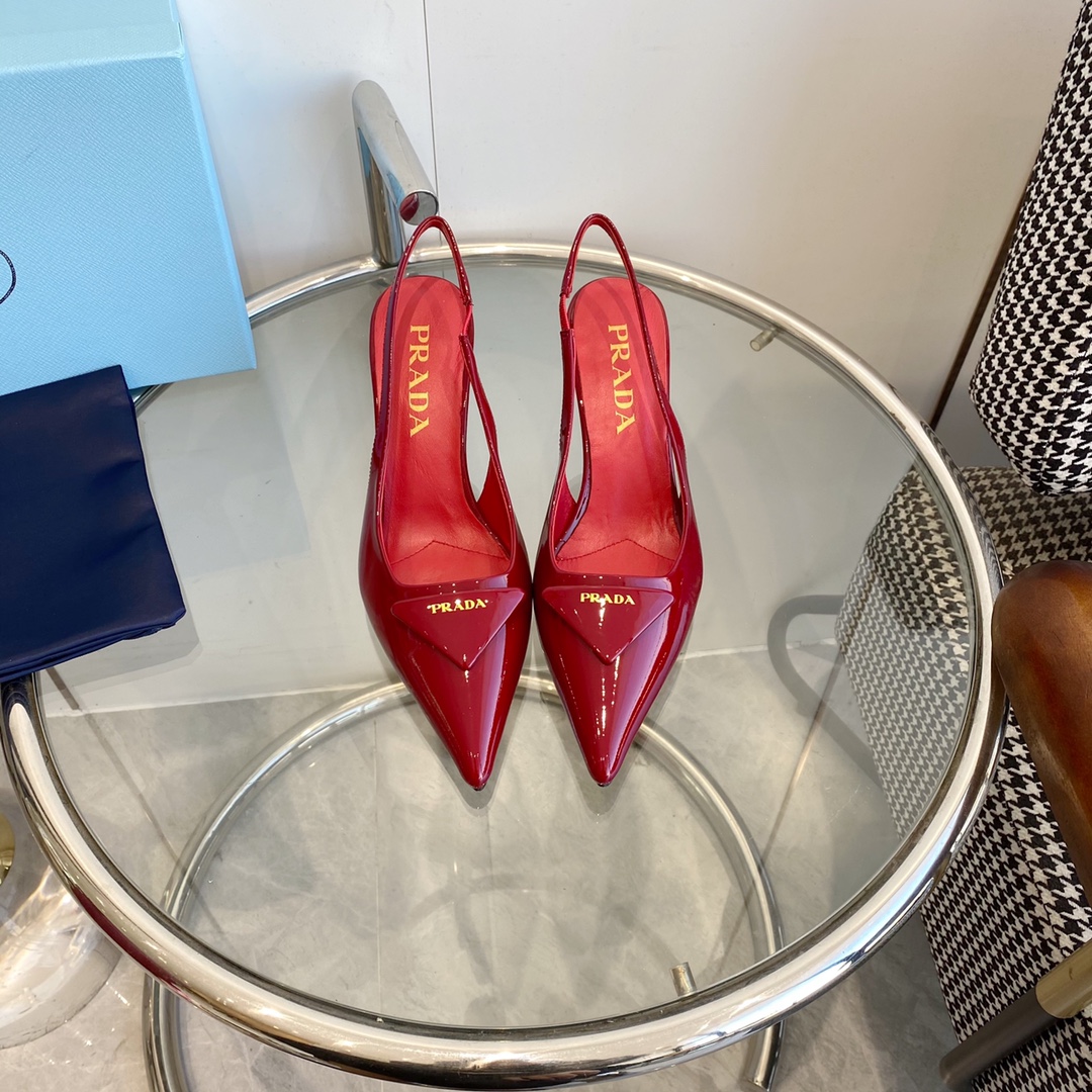 NO:254334,Patch empty sandals & single shoes Prada catwalk triangular comma heels high heels top quality This high heels are equipped with comma heels, the shoes reinterpret Prada's past design elements, and the upper is surrounded by rubber soles to create a mixed and matched shoe shape that blends soft pointed toe silhouette and sporty elements. The upper imported original beaded cowhide/sheepskin lining genuine leather outsole heel height 7.5cm size 35-39 (34.40.41 custom-made non-return and exchange), high heels, prada, prada, sandals, high heels, cowhide, sheepskin, Leather soles19860909批后空凉鞋&单鞋 Prada普拉达走秀款三角标逗号跟高跟鞋 顶级品质 这款高跟鞋配有逗号跟,鞋履重释Prada往昔的设计元素,用橡胶鞋底环绕鞋面,营造出融柔美的尖头廓形和运动元素于一身的混搭鞋型. 鞋面进口原版开边珠牛皮/羊皮内里 真皮大底 跟高7.5cm size35-39（34.40.41定制不退换）,高跟鞋,prada,prada,sandals,high heels,cowhide,sheepskin,Leather soles,Women's Shoes