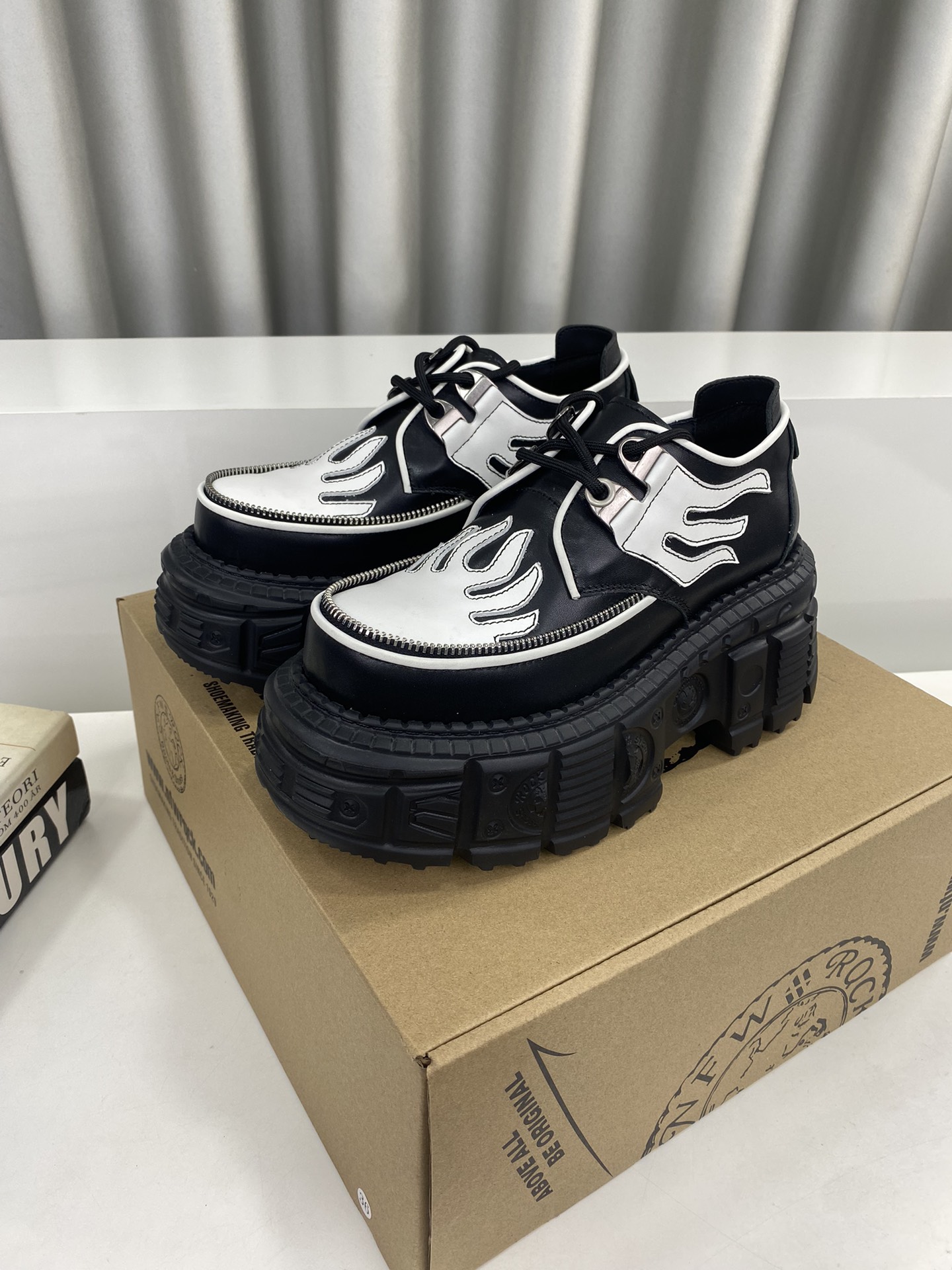 NO:272992,Men's 10 NewRock. Dark Punk Martin Rock Tank Mecha Hardcore War Shoes NEWROCK Spanish high-end shoes brand has a century-old brand of high-end shoes. It has a unique hard-core design that has entered the public's vision. It uses tank elements as the sole design, subverts the norm, breaks the monotony and dullness, lit up the overall shape, attracts attention and achieves a meaningless posture. Under the design-sensible hard-core shape and metal accessories, the unruly punk spirit is opened up, interprets a unique and iconic style, and shows its pioneering leader level in the field of thick-soled shoes. It is the Nirvana darling of major fashion weeks. The ultra-light foamed sole solves the disadvantages of bulkiness, and those who know how to keep their eyes closed. Fabric is waxy calfskin. Inner, top layer of cowhide leather. The original foam combination sole is 8 cm high and super light.  35-39 for women (40 custom made without return or exchange) 39-44 for men (45 custom made without return or exchange) Full set of counter packaging, cowhide19860909男10 NewRock. 暗黑 朋克 马丁 摇滚 坦克 机甲硬核狂战鞋 NEWROCK 西班牙高阶鞋履百年品牌,独具一格的硬核设计进入大众视野,以坦克元素作为鞋底设计,颠覆成规,打破单调沉闷,点亮整体造型,瞩目吸睛,成就无谓之姿. 充满设计感的硬核造型与金属配件的加特下,开启桀骜不驯的朋克精神,演绎独树一帜的标志性风格,在厚底鞋领域展现了其先锋鼻祖的领袖水准,是各大时装周的涅盘宠儿. 超轻发泡大底解决了笨重的弊端,懂货的闭眼入. 面料 头层蜡感小牛皮. 内里 头层牛皮内里. 原版发泡组合大底8公分跟高超级轻. 码数女35-39（40定做不退换） 男39-44（45定做不退换） 专柜全套包装,,cowhide,Men's shoes