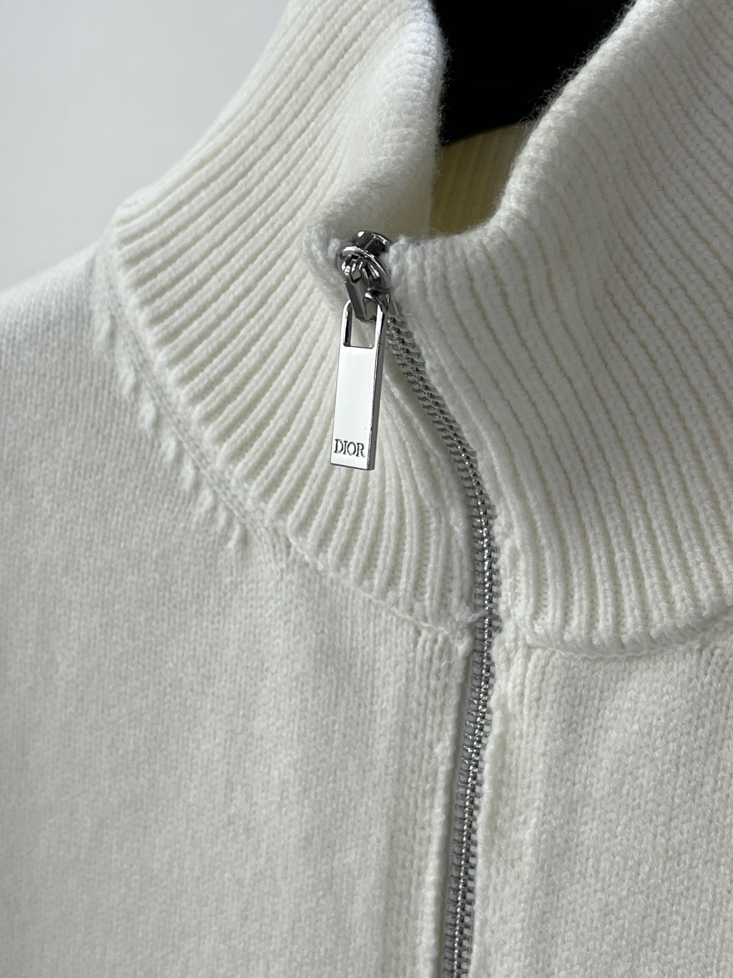 新款CD2023秋冬男士休闲针织夹克外套此款夹克外套选用Dior专用针织面料制成满满的品牌风格！表面整洁
