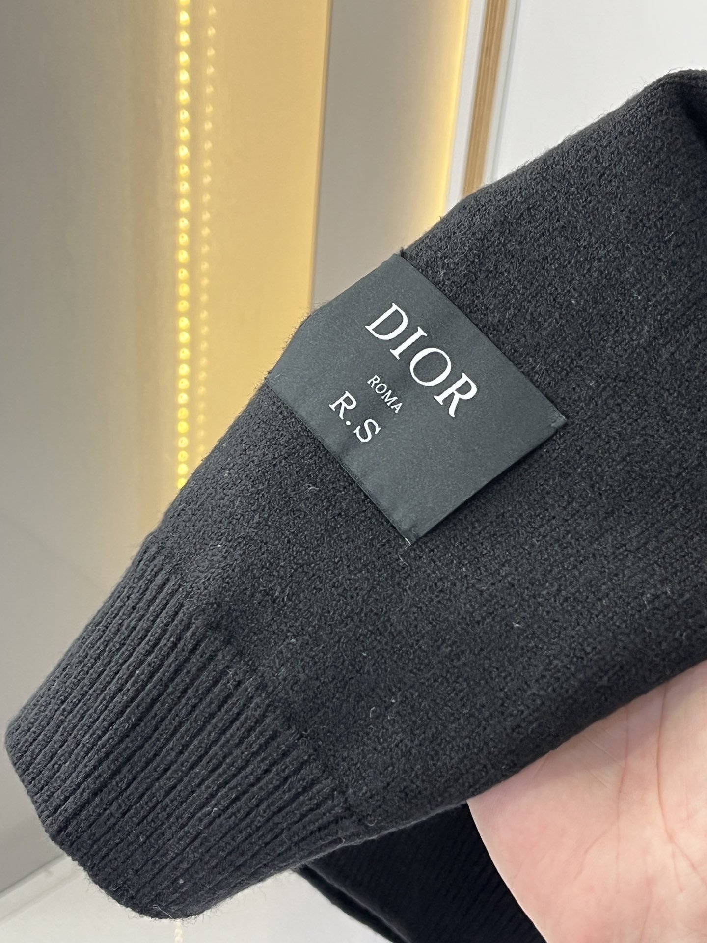 新款CD2023秋冬男士休闲针织夹克外套此款夹克外套选用Dior专用针织面料制成满满的品牌风格！表面整洁