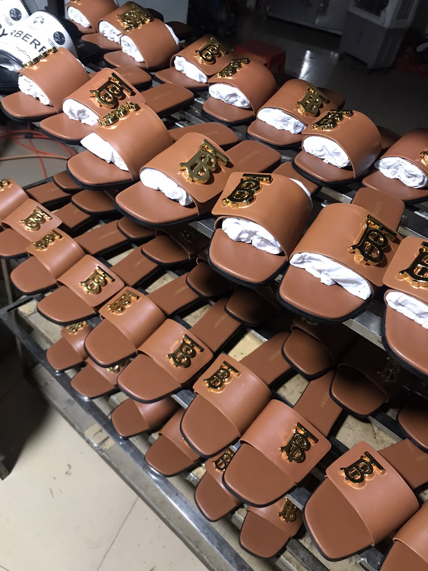 NO:228594,The new product is available for Burberry Flat Slippers Channel Products. The counter must be consistent with the counter!  The upper is made of Burberry cowhide, sheepskin inner lining and foot pads, original mold buttons, and the extremely soft leather material perfectly matches the curve of the feet. Burberry uses vulcanization technology, and the new anti-slip and wear-resistant large-shape is naturally displayed. It cannot be made without the original technology. The process is super difficult to code: 35~42 (40.41.42 without return and exchange), slippers, burberry, burberry, slippers, cowhide, sheepskin19860909新品上架Burberry 巴宝莉平底拖鞋渠道货 硫化一脚蹬巴宝莉拖鞋必须专柜一致！鞋面采用巴宝莉牛皮,羊皮内里及垫脚,原版开模扣子,极致柔软的皮革材质与双足曲线完美契合.巴宝莉都是采用硫化工艺,全新防滑耐磨大底纹路自然展现,非原厂工艺技术根本做不出来,工艺超级难码数:35~42(40.41.42不退换),拖鞋,burberry,burberry,slippers,cowhide,sheepskin,Women's Shoes