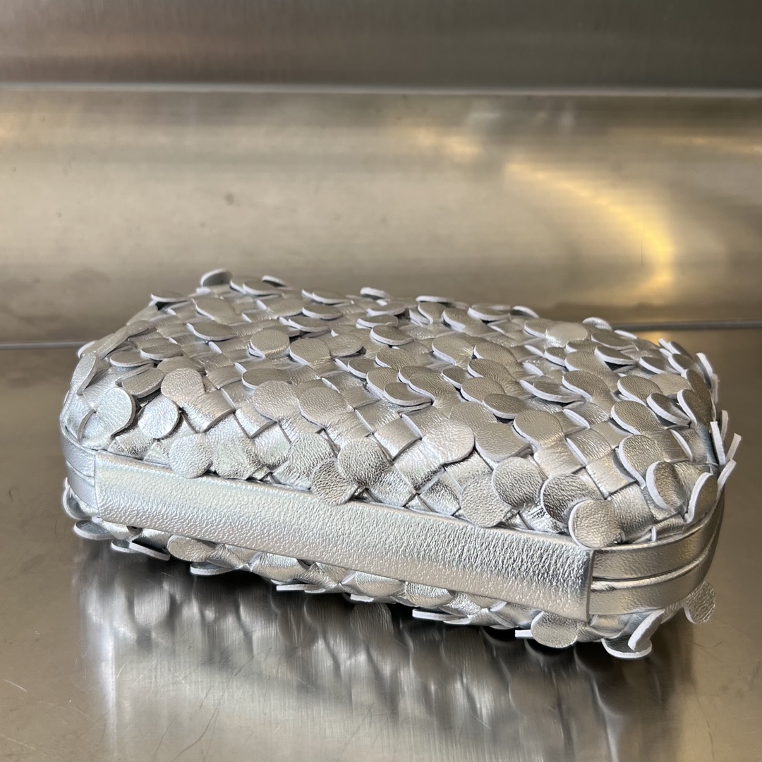 Bottega Veneta 24 models of Bv Kont petal evening bag 717622, the petals are really eye-catching Made of sheepskin, delicate and textured, gold/s