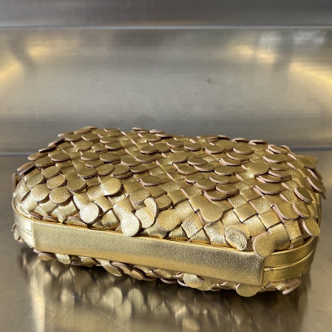Bottega Veneta 24 new Bv Kont petal evening bag 717622, the petals are really eye-catching Made of sheepskin, delicate and textured, gold/silver