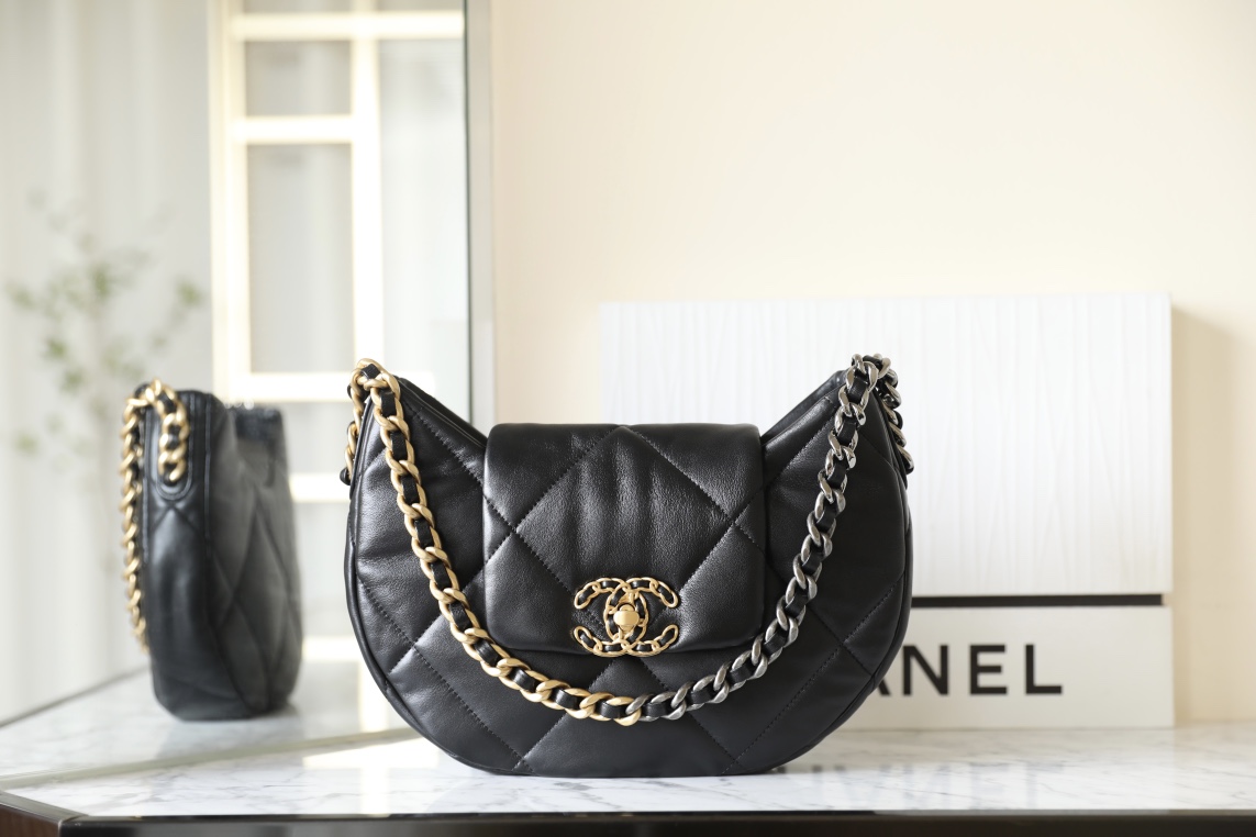 Chanel Crossbody & Shoulder Bags Black Lattice Vintage Gold Lambskin Sheepskin Spring Collection