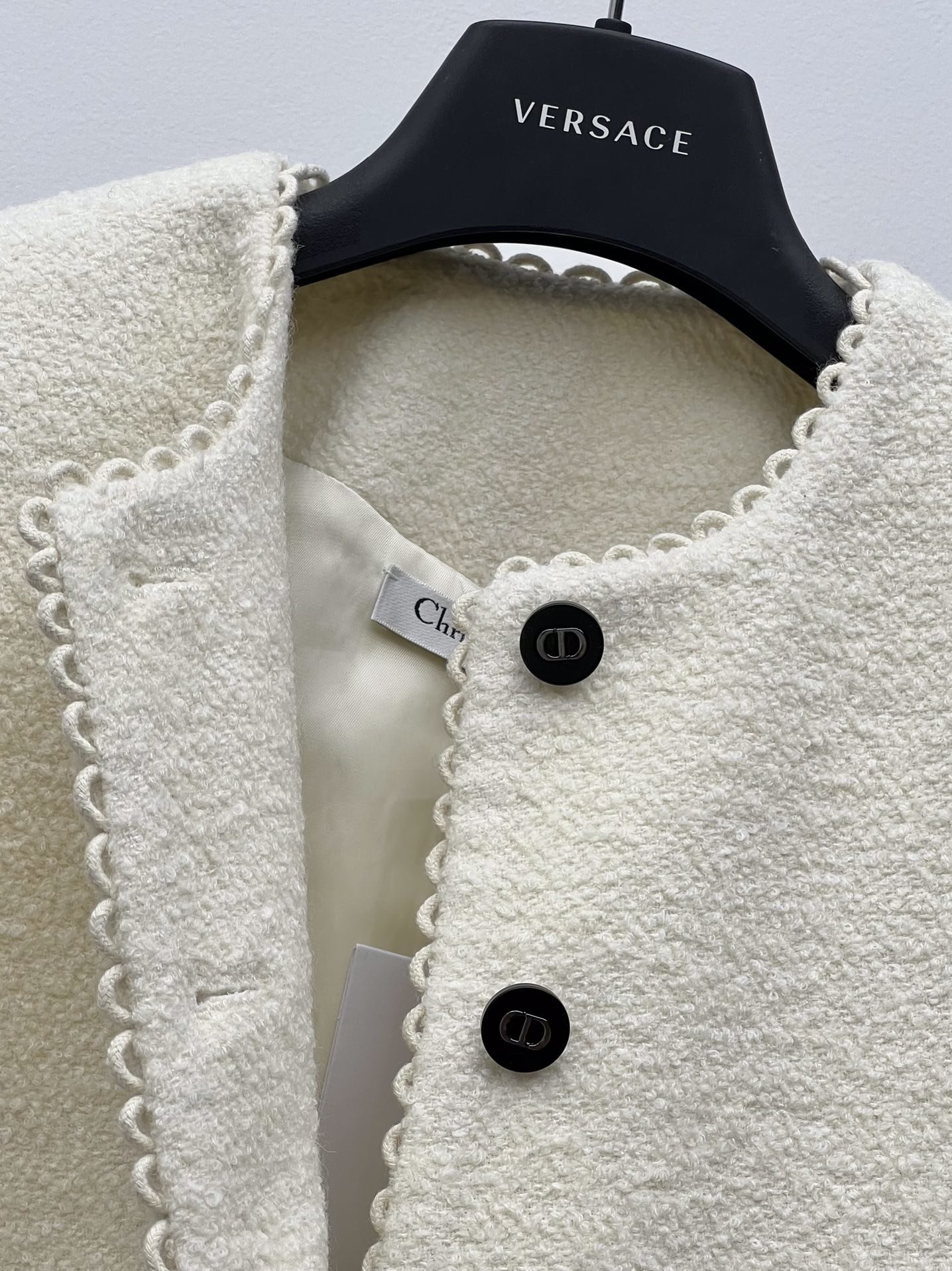 DIO*毛呢夹克外套24早春系列新品选用米白色初剪羊毛面料制作毛圈效果设计彰显dio的优雅气质直筒版型C