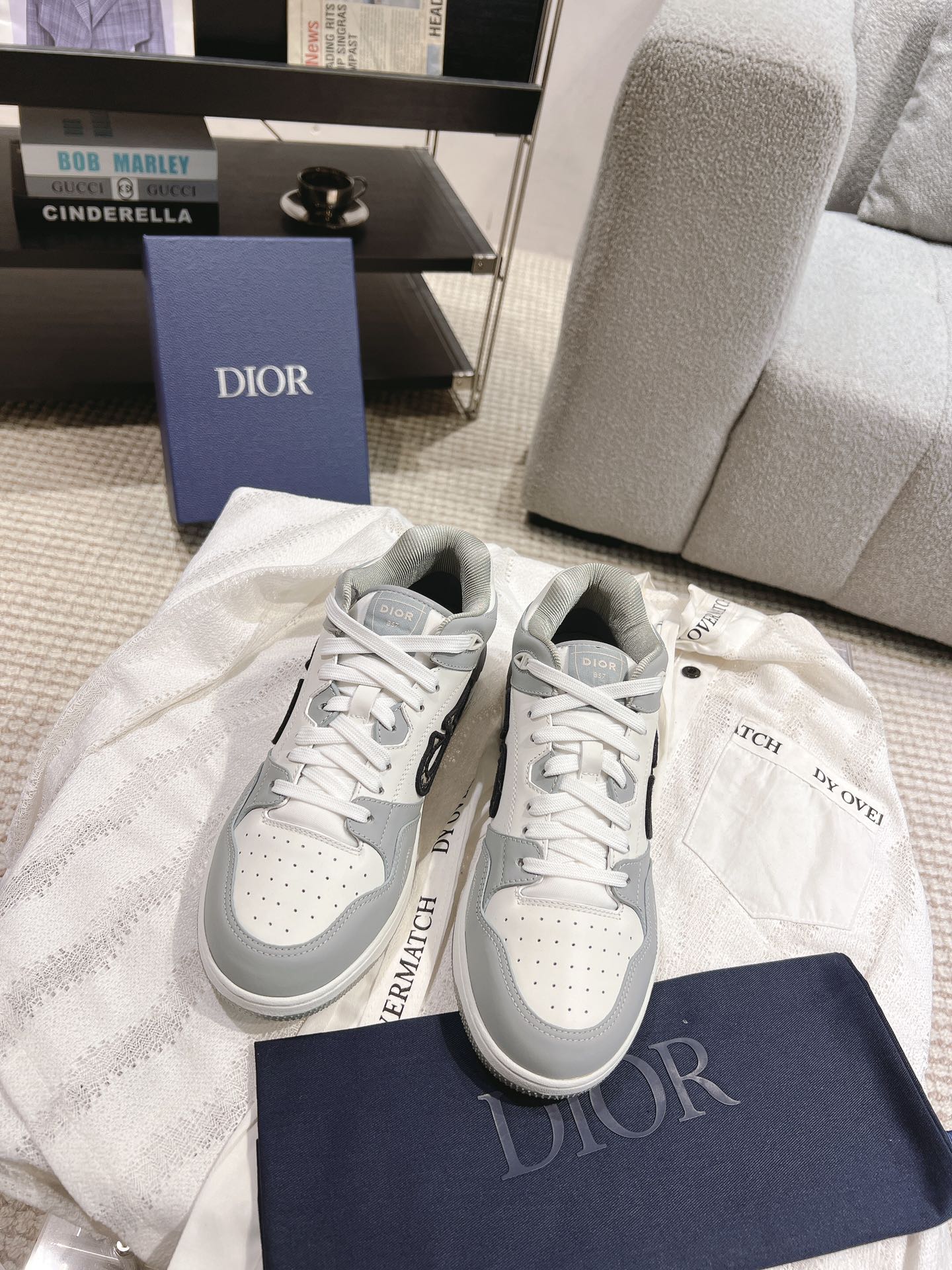 NO:630575,Men's 10 top version Dio/Dior B57 series casual sneakers for couples. Original purchase, development and production. Carefully made of Dior gray cow leather, decorated with same-tone CD Diamond pattern canvas panels on the sides. CD Icon-shaped shoelace eyelets are clever and exquisite, and the two-color rubber sole, tongue and heel are all decorated with special details, which are more refined. A very casual and versatile shoe. Fabric: imported calfskin + Oblique old floral fabric / lining Customized breathable lining  Outsole original molded TPU combination outsole, sole thickness 3cm, women's size 35-40, men's size 39-45 (men's size 45.46, custom-made, non-returnable), casual shoes/sports shoes, dior, dior, sneakers, cowhide19860909男款10 顶级版本 Dio/迪奥B57系列 情侣款休闲板鞋 原版购入开发做货 采用迪奥灰牛皮革精心制作,侧面饰以同色调 CD Diamond 图案帆布镶片. CD Icon 造型的鞋带孔眼巧妙精致,双色橡胶鞋底、鞋舌和鞋跟处均饰以特色细节,更显精致 非常休闲百搭一款鞋子 面料进口小牛皮+ Oblique老花布 / 内里定制透气内里 大底原版开模TPU组合大底 底厚3cm 码数女码35-40 男码39-45（男45.46定做不退换）,休闲鞋/运动鞋,dior,dior,sneakers,cowhide,Women's Shoes