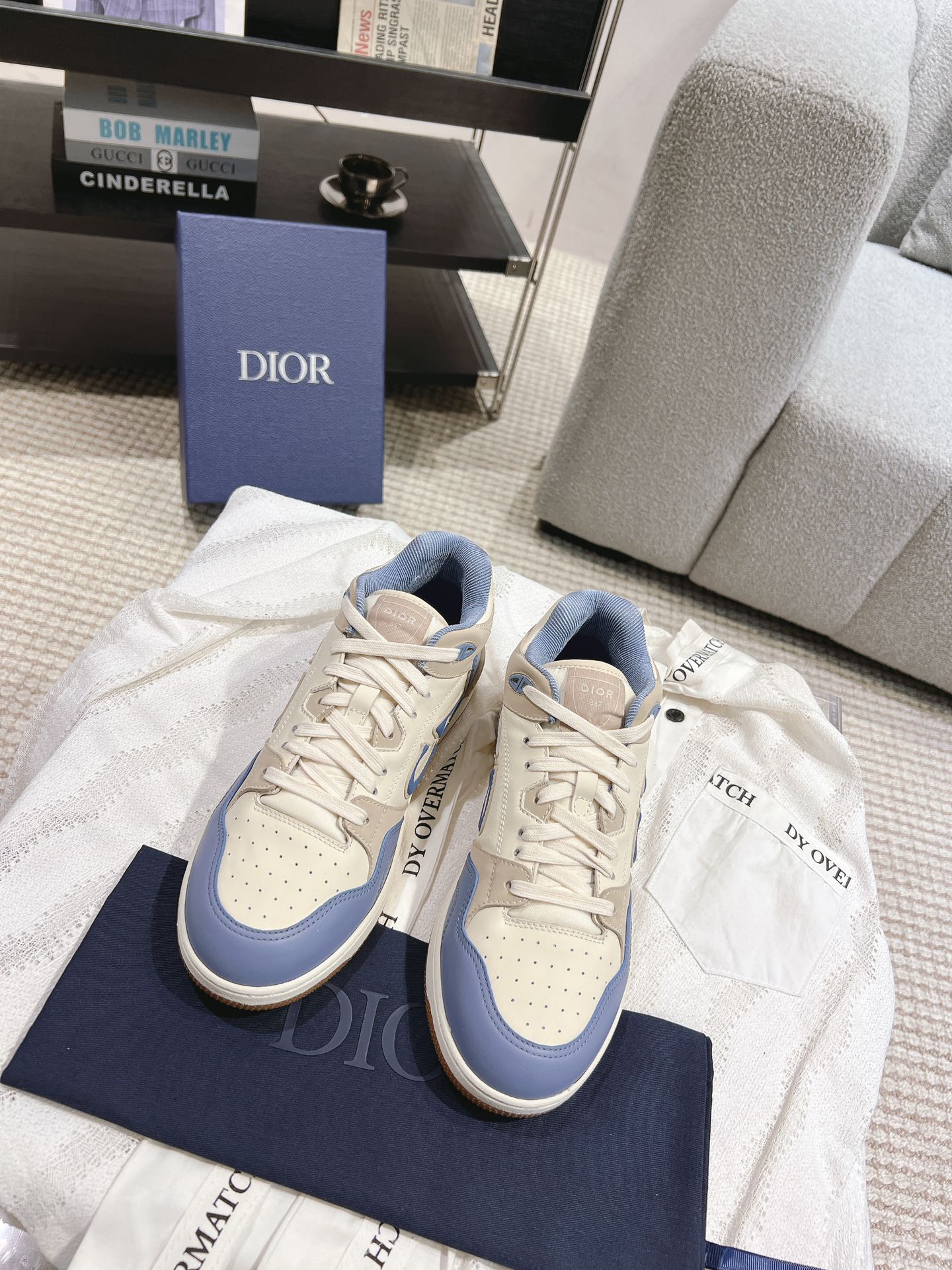 NO:630578,Men's 10 top version Dio/Dior B57 series casual sneakers for couples. Original purchase, development and production. Carefully made of Dior gray cow leather, decorated with same-tone CD Diamond pattern canvas panels on the sides. CD Icon-shaped shoelace eyelets are clever and exquisite, and the two-color rubber sole, tongue and heel are all decorated with special details, which are more refined. A very casual and versatile shoe. Fabric: imported calfskin + Oblique old floral fabric / lining Customized breathable lining  Outsole original molded TPU combination outsole, sole thickness 3cm, women's size 35-40, men's size 39-46 (men's 45.46 custom-made, non-returnable), casual shoes/sports shoes, dior, dior, sneakers, cowhide19860909男款10 顶级版本 Dio/迪奥B57系列 情侣款休闲板鞋 原版购入开发做货 采用迪奥灰牛皮革精心制作,侧面饰以同色调 CD Diamond 图案帆布镶片. CD Icon 造型的鞋带孔眼巧妙精致,双色橡胶鞋底、鞋舌和鞋跟处均饰以特色细节,更显精致 非常休闲百搭一款鞋子 面料进口小牛皮+ Oblique老花布 / 内里定制透气内里 大底原版开模TPU组合大底 底厚3cm 码数女码35-40  男码39-46（男45.46定做不退换）,休闲鞋/运动鞋,dior,dior,sneakers,cowhide,Women's Shoes