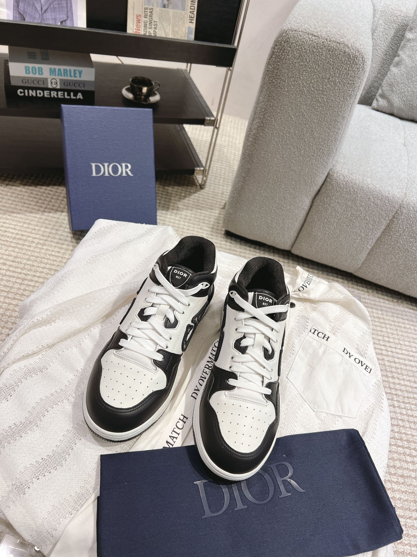 NO:630581,Men's 10 top version Dio/Dior B57 series casual sneakers for couples. Original purchase, development and production. Carefully made of Dior gray cow leather, decorated with same-tone CD Diamond pattern canvas panels on the sides. CD Icon-shaped shoelace eyelets are clever and exquisite, and the two-color rubber sole, tongue and heel are all decorated with special details, which are more refined. A very casual and versatile shoe. Fabric: imported calfskin + Oblique old floral fabric / lining Customized breathable lining  Outsole original molded TPU combination outsole, sole thickness 3cm, size women's size 35-40, men's size 9-46 (men's size 45.46, custom-made, non-returnable), casual shoes/sports shoes, dior, dior, sneakers, cowhide19860909男款10 顶级版本 Dio/迪奥B57系列 情侣款休闲板鞋 原版购入开发做货 采用迪奥灰牛皮革精心制作,侧面饰以同色调 CD Diamond 图案帆布镶片. CD Icon 造型的鞋带孔眼巧妙精致,双色橡胶鞋底、鞋舌和鞋跟处均饰以特色细节,更显精致 非常休闲百搭一款鞋子 面料进口小牛皮+ Oblique老花布 / 内里定制透气内里 大底原版开模TPU组合大底 底厚3cm 码数女码35-40  男码9-46（男45.46定做不退换）,休闲鞋/运动鞋,dior,dior,sneakers,cowhide,Women's Shoes