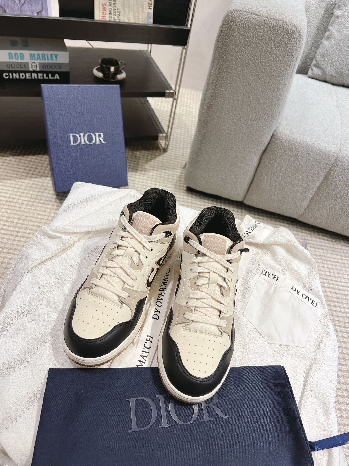 NO:630584,Men's 10 top version Dio/Dior B57 series casual sneakers for couples. Original purchase, development and production. Carefully made of Dior gray cow leather, decorated with same-tone CD Diamond pattern canvas panels on the sides. CD Icon-shaped shoelace eyelets are clever and exquisite, and the two-color rubber sole, tongue and heel are all decorated with special details, which are more refined. A very casual and versatile shoe. Fabric: imported calfskin + Oblique old floral fabric / lining Customized breathable lining  Outsole original molded TPU combination outsole, sole thickness 3cm, women's size 35-40, men's size 39-46 (men's size 45.46 is custom-made and non-returnable), casual shoes/sports shoes, dior, dior, sneakers, cowhide19860909男款10 顶级版本 Dio/迪奥B57系列 情侣款休闲板鞋 原版购入开发做货 采用迪奥灰牛皮革精心制作,侧面饰以同色调 CD Diamond 图案帆布镶片. CD Icon 造型的鞋带孔眼巧妙精致,双色橡胶鞋底、鞋舌和鞋跟处均饰以特色细节,更显精致 非常休闲百搭一款鞋子 面料进口小牛皮+ Oblique老花布 / 内里定制透气内里 大底原版开模TPU组合大底 底厚3cm 码数女码35-40  男码39-46（男45. 46定做不退换）,休闲鞋/运动鞋,dior,dior,sneakers,cowhide,Women's Shoes