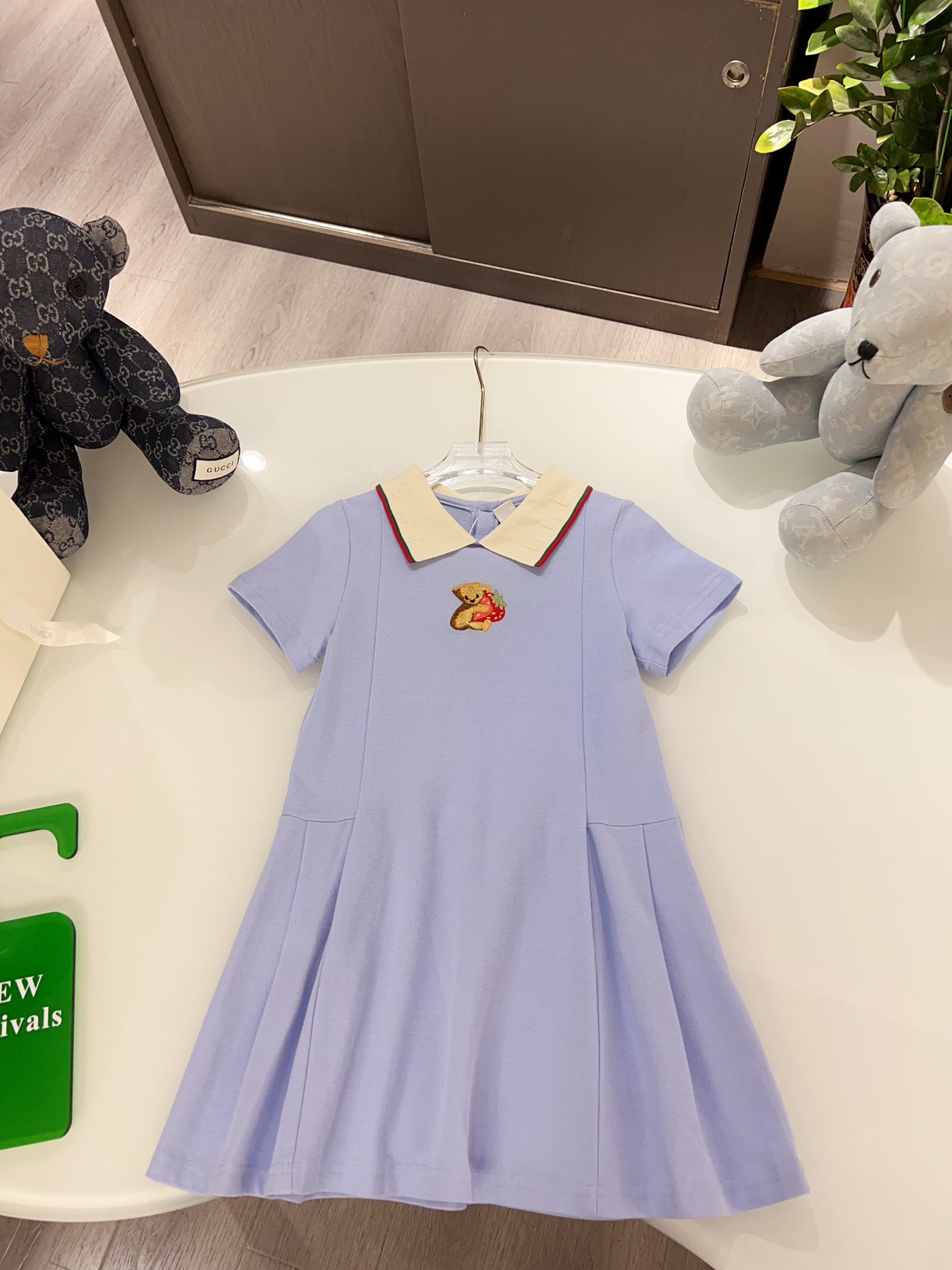 @136 vestido personalizado original de alta producción, cuello polo personalizado con logo, osito bordado, tela de punt…