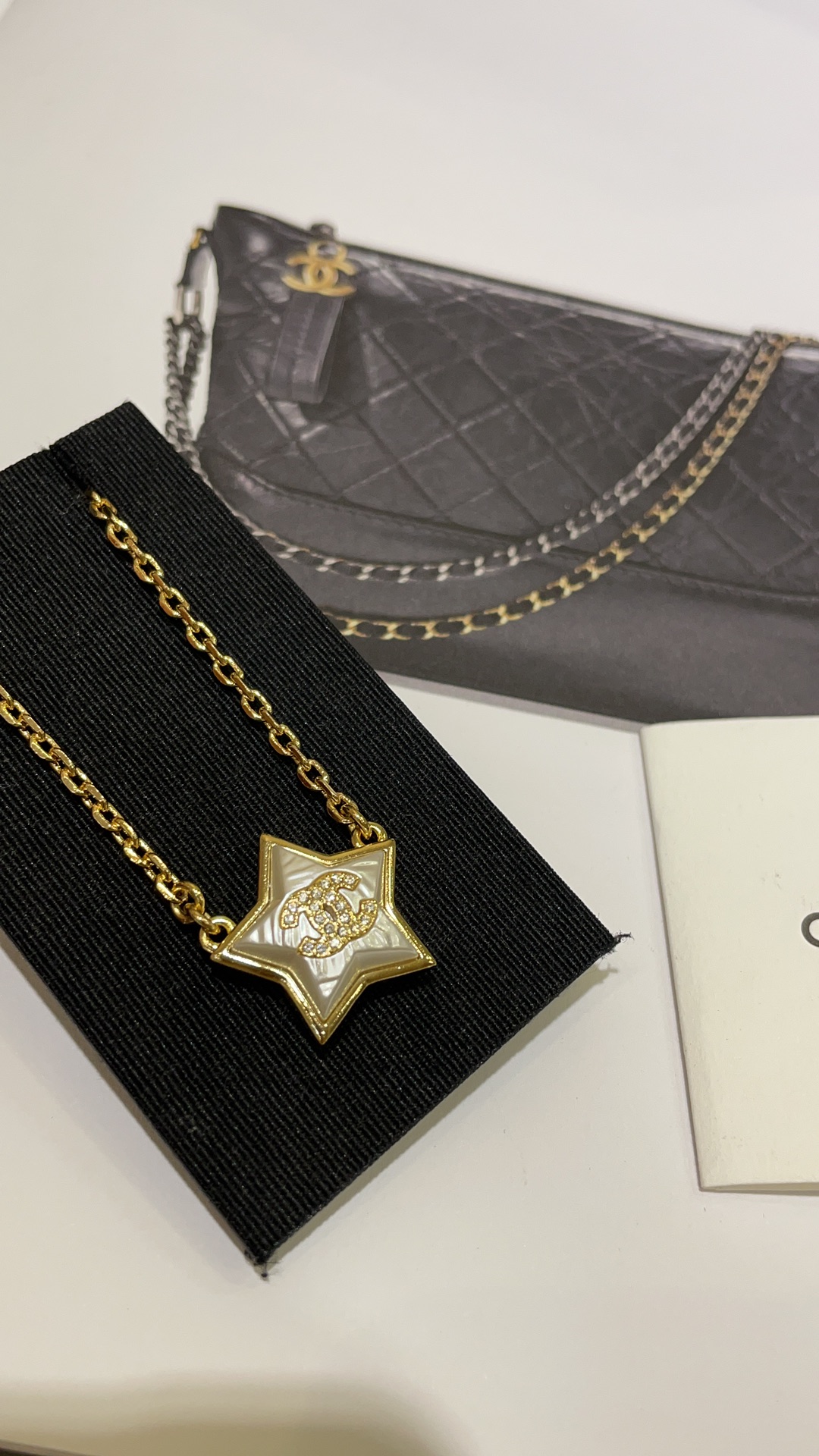 NO:635343,88180, arrived today. Purchased yb 24C new gold rhinestone double C star necklace. Three-dimensional small star. The rhinestone logo adds a sense of atmosphere. It is cute and lively to wear on the upper body. Customize it at a good price and earn money. Exclusively purchased from yb development. Consistent brass gold plating. Swarovski diamond, necklace, gold plating, Cartier high-end jewelry.1986090988180,今日到货 购入yb 24C新款金色水钻双C星星项链 立体小星星 水钻logo多了点氛围感 佩戴上身可爱活泼 定制好价买到赚到 独家购入yb开发 一致黄铜镀金 施华洛钻,,necklace,gold plating,卡迪亚高端饰品,Jewelry